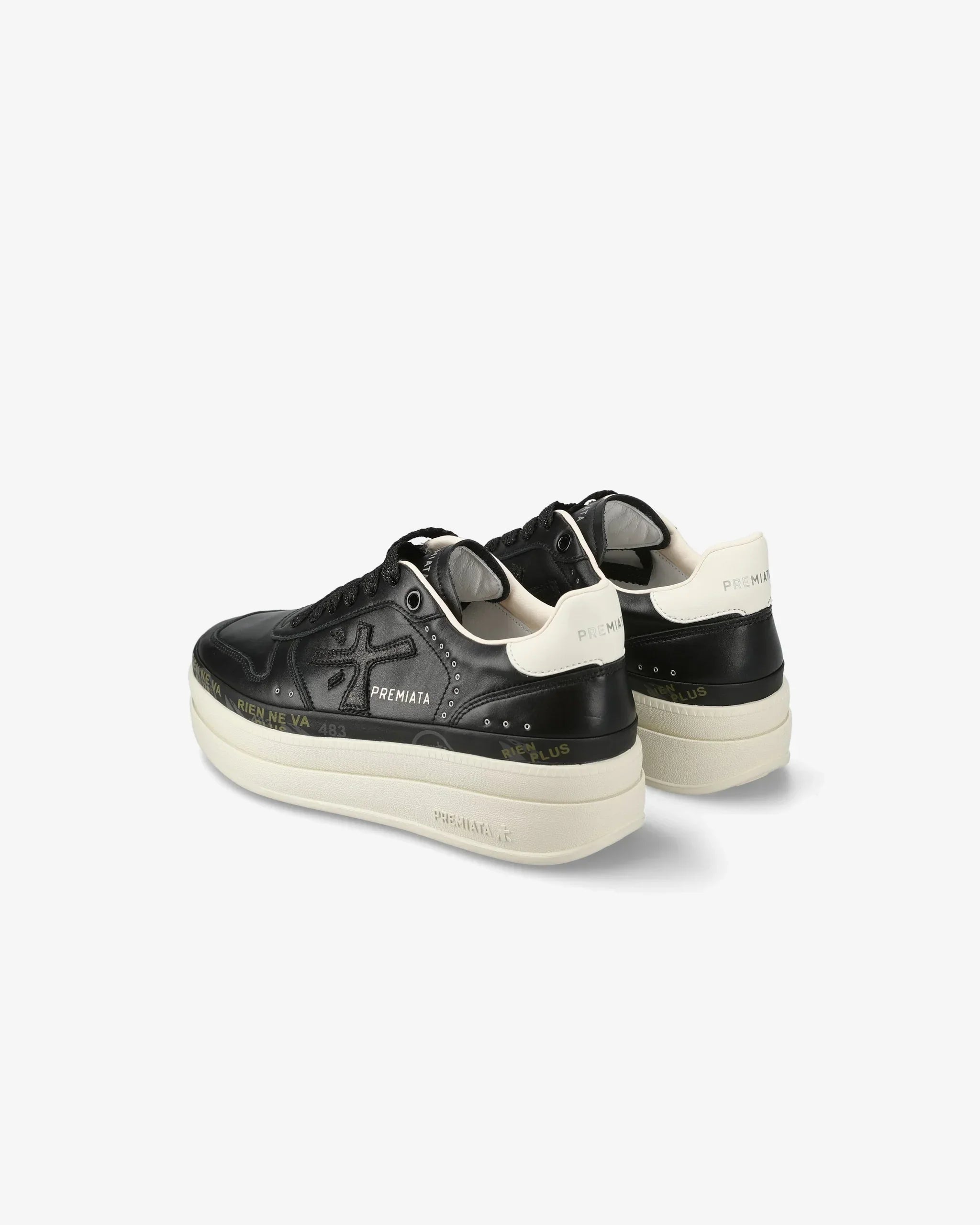 Sneaker nera e bianca da donna con suola spessa e dettagli logo visibili, sfondo bianco