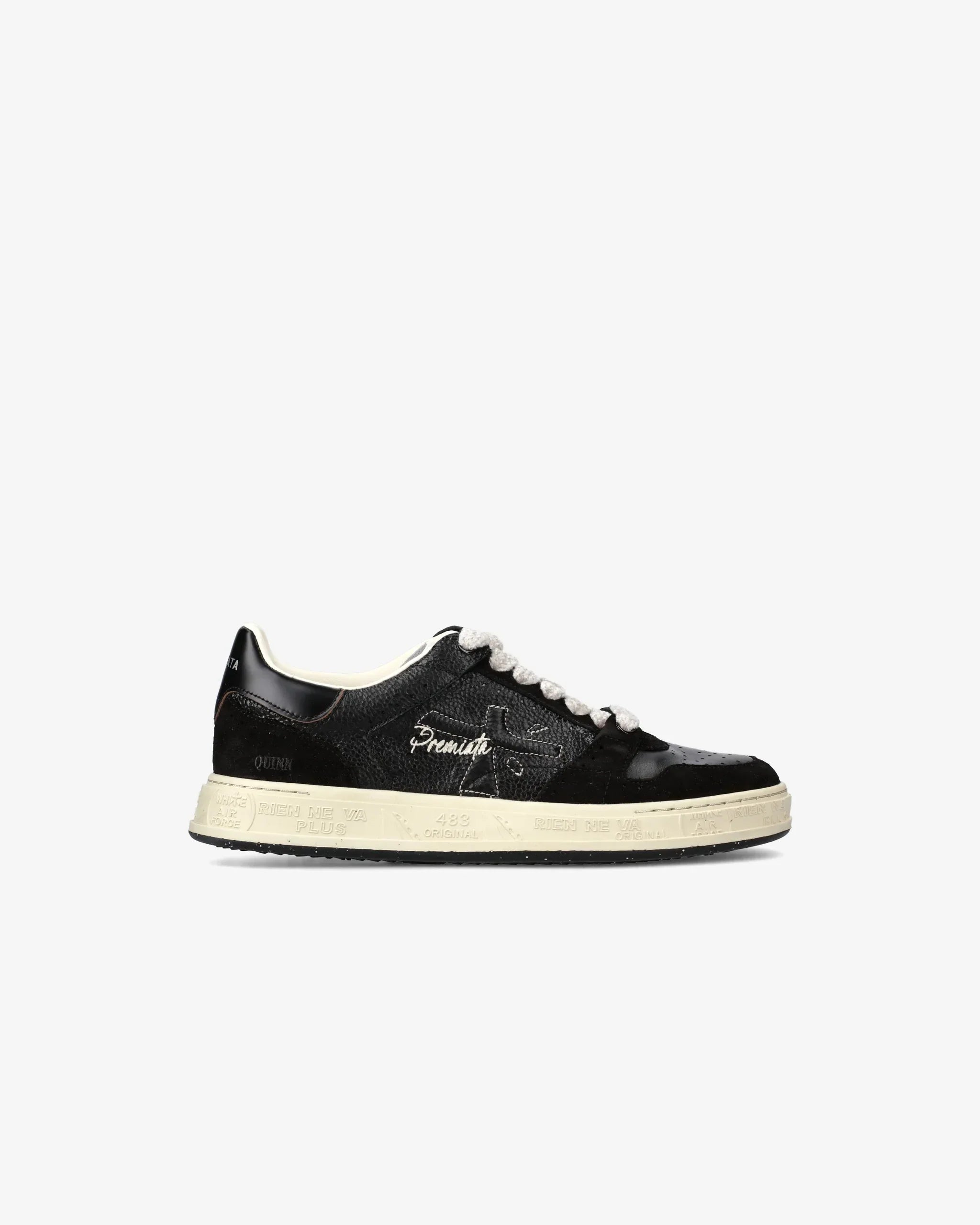 Sneaker bassa nera con lacci chiari e suola bianca, stile casual uomo donna.