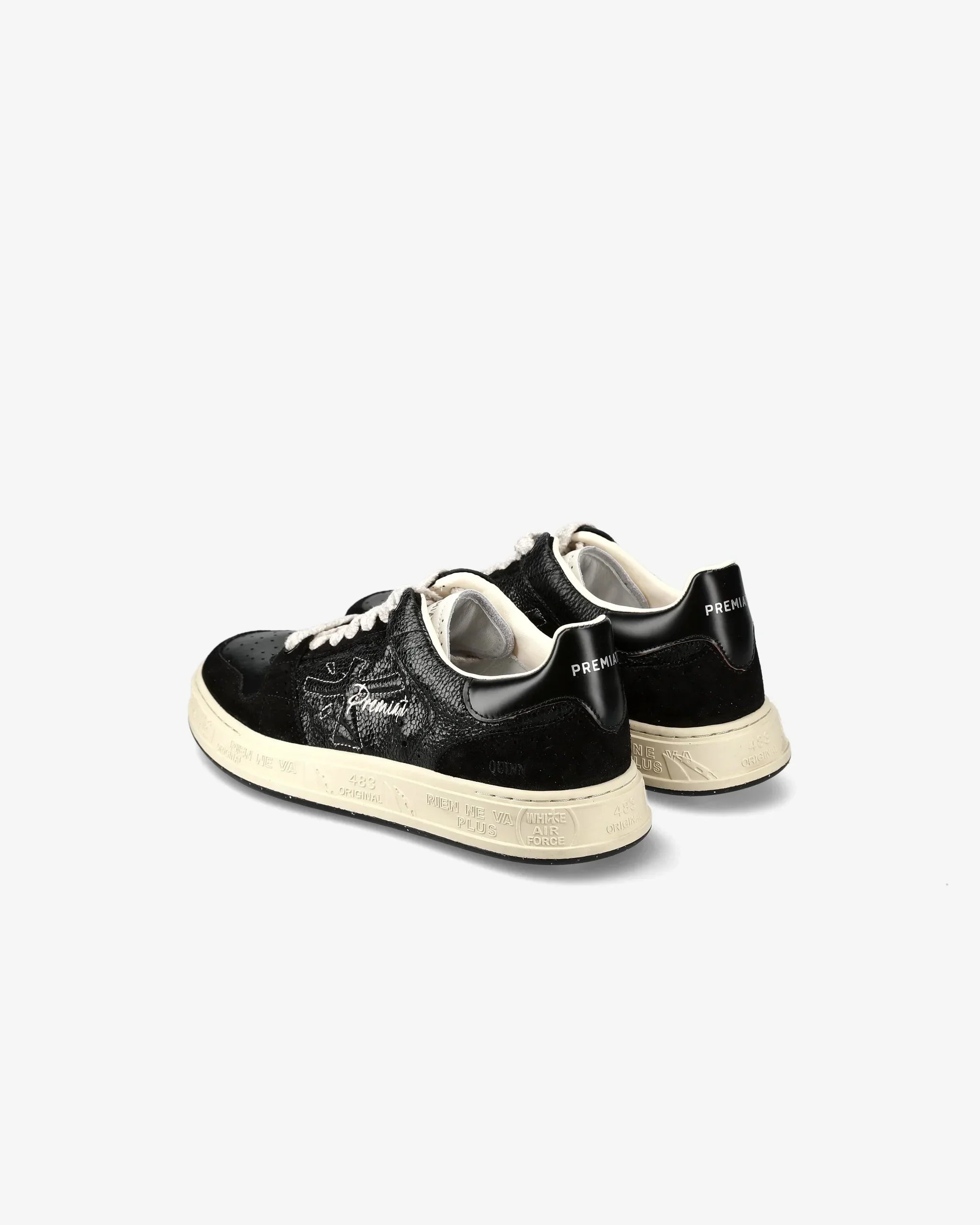 Sneakers nere in pelle con suola bianca e dettagli a contrasto, stile casual uomo donna