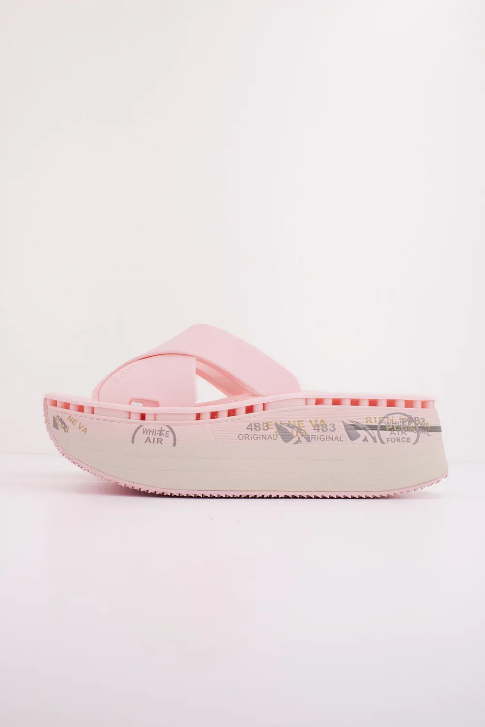 Sandalo donna platform rosa chiaro con suola spessa decorata, stile moderno, sfondo neutro