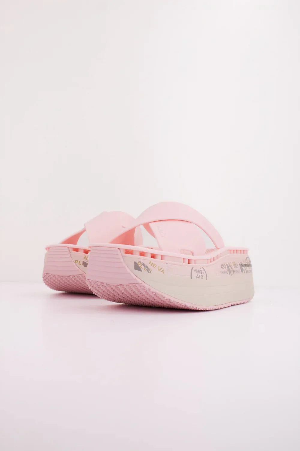 Sandali donna rosa con suola platform e dettagli stampati, design moderno su sfondo bianco.