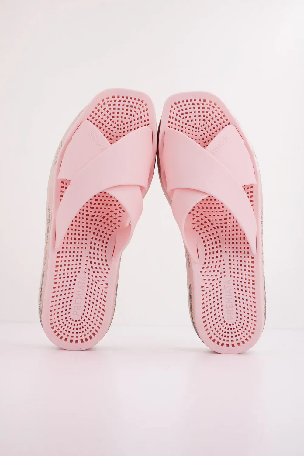 Sandali donna rosa con fasce incrociate e suola traforata, moda estiva elegante