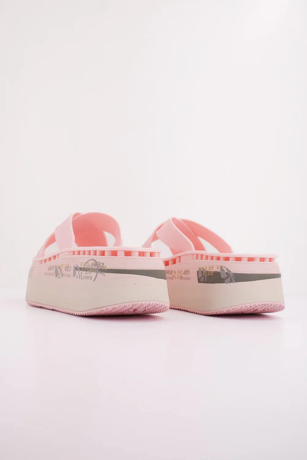 Sandali donna platform rosa chiaro con fascia ampia e suola in gomma decorata, vista posteriore