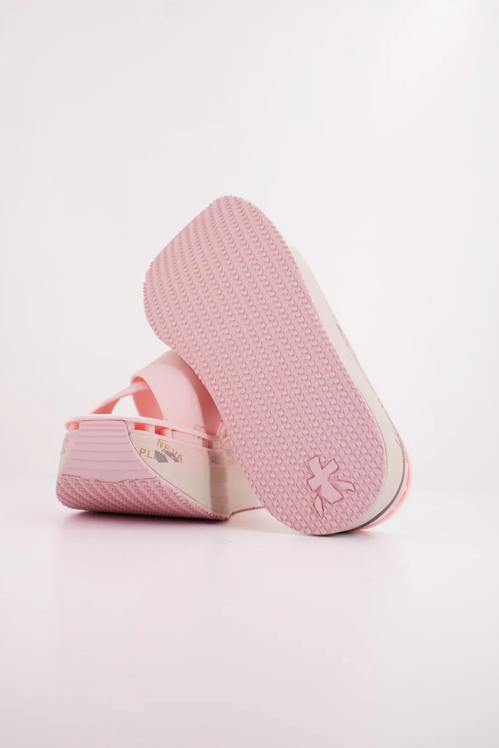 Sandali donna rosa con doppia fascia e suola alta in gomma, design moderno, vista dettagliata.