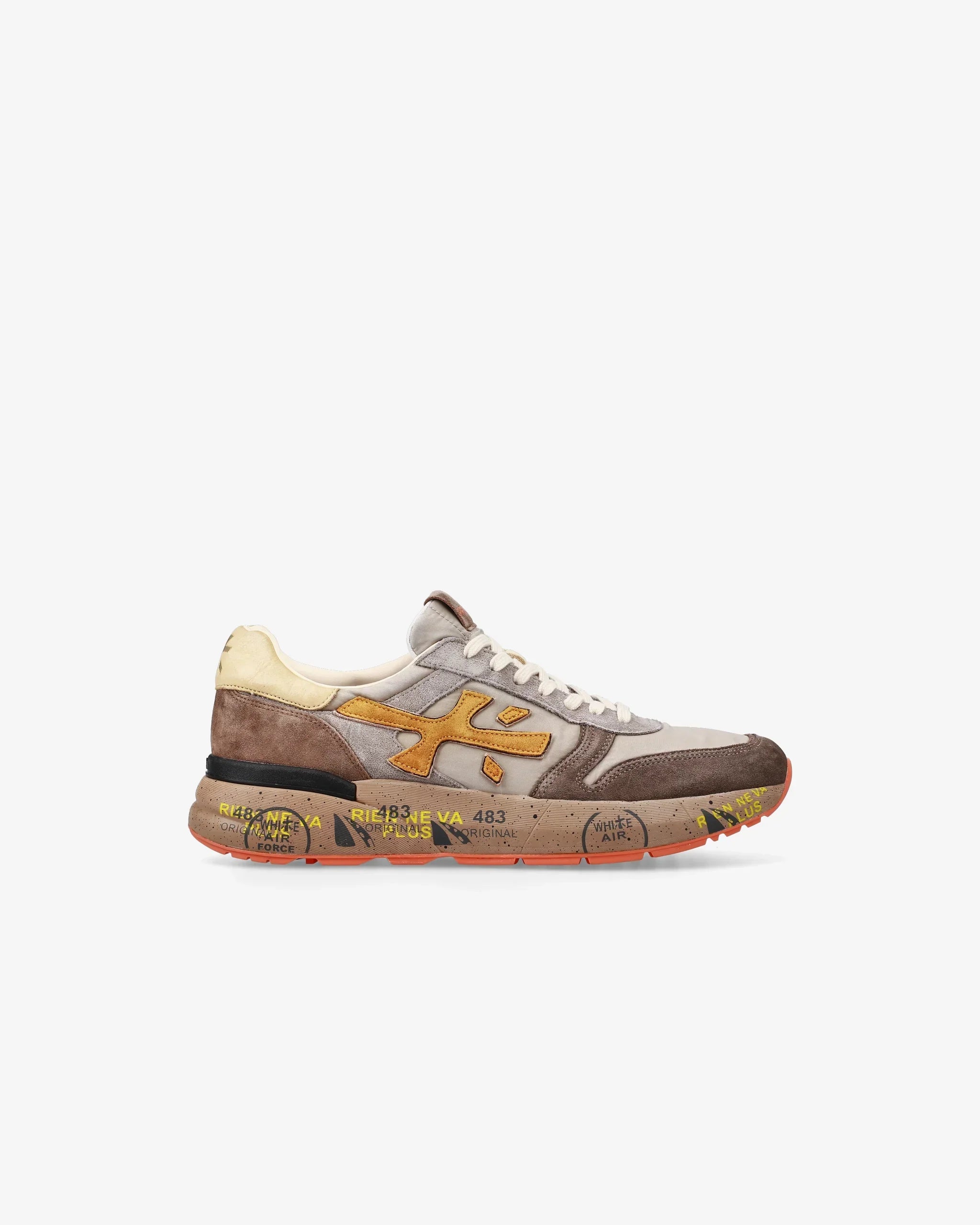 Sneaker uomo in suede e tessuto tortora con suola decorata e dettagli gialli, stile casual