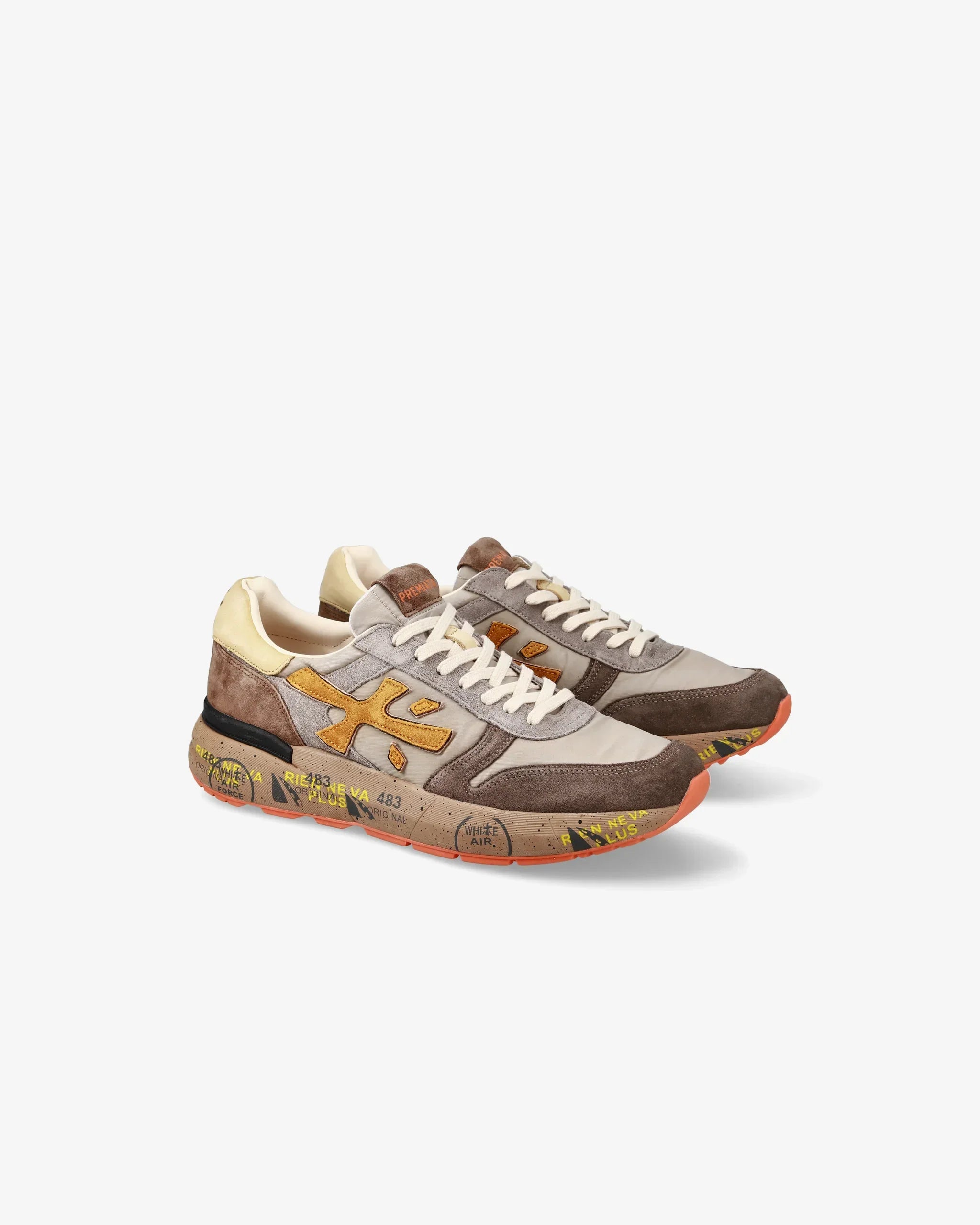 Sneaker uomo in suede e tessuto tortora e beige con dettagli arancioni e suola stampata.