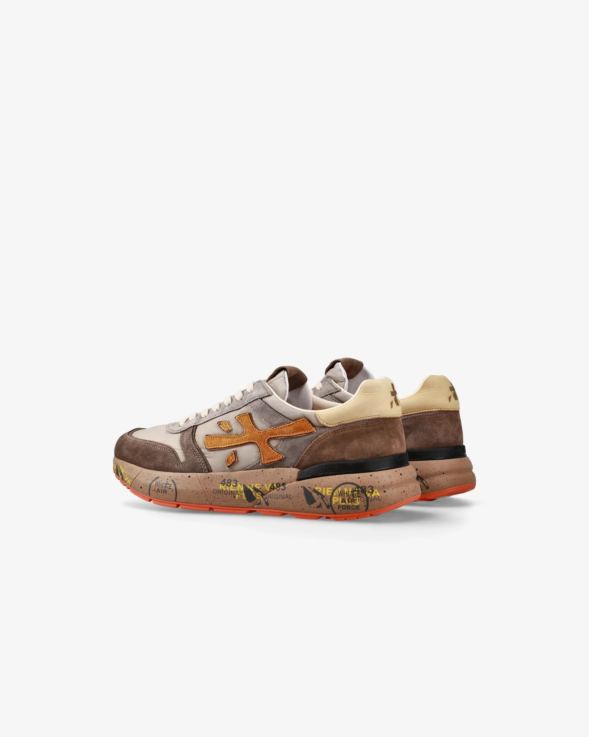 Sneakers uomo in pelle e suede tortora e beige con suola colorata e dettagli arancioni