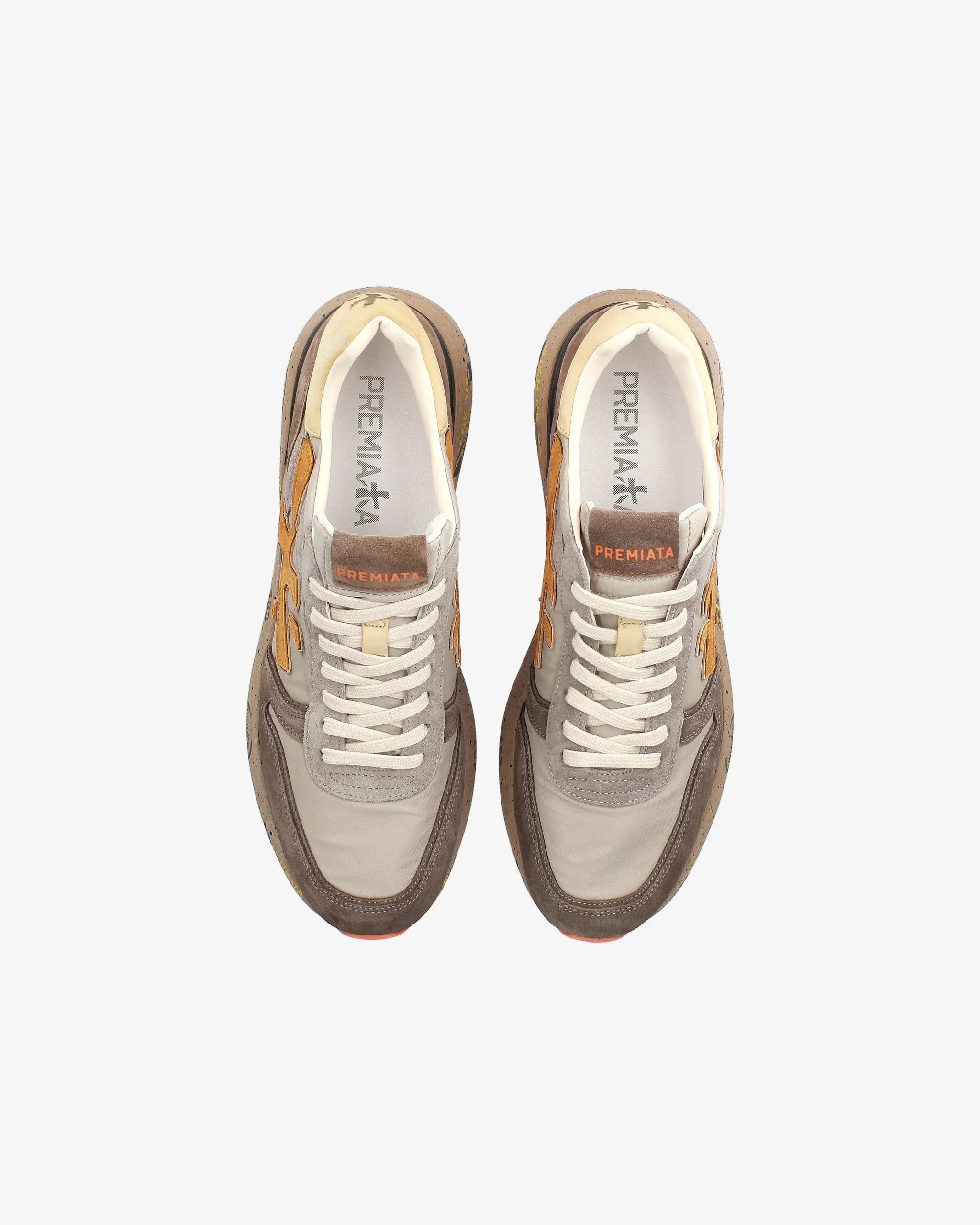 Sneaker bicolore da uomo in pelle e suede tortora e beige, vista dall'alto, scritta Premiata visibile.