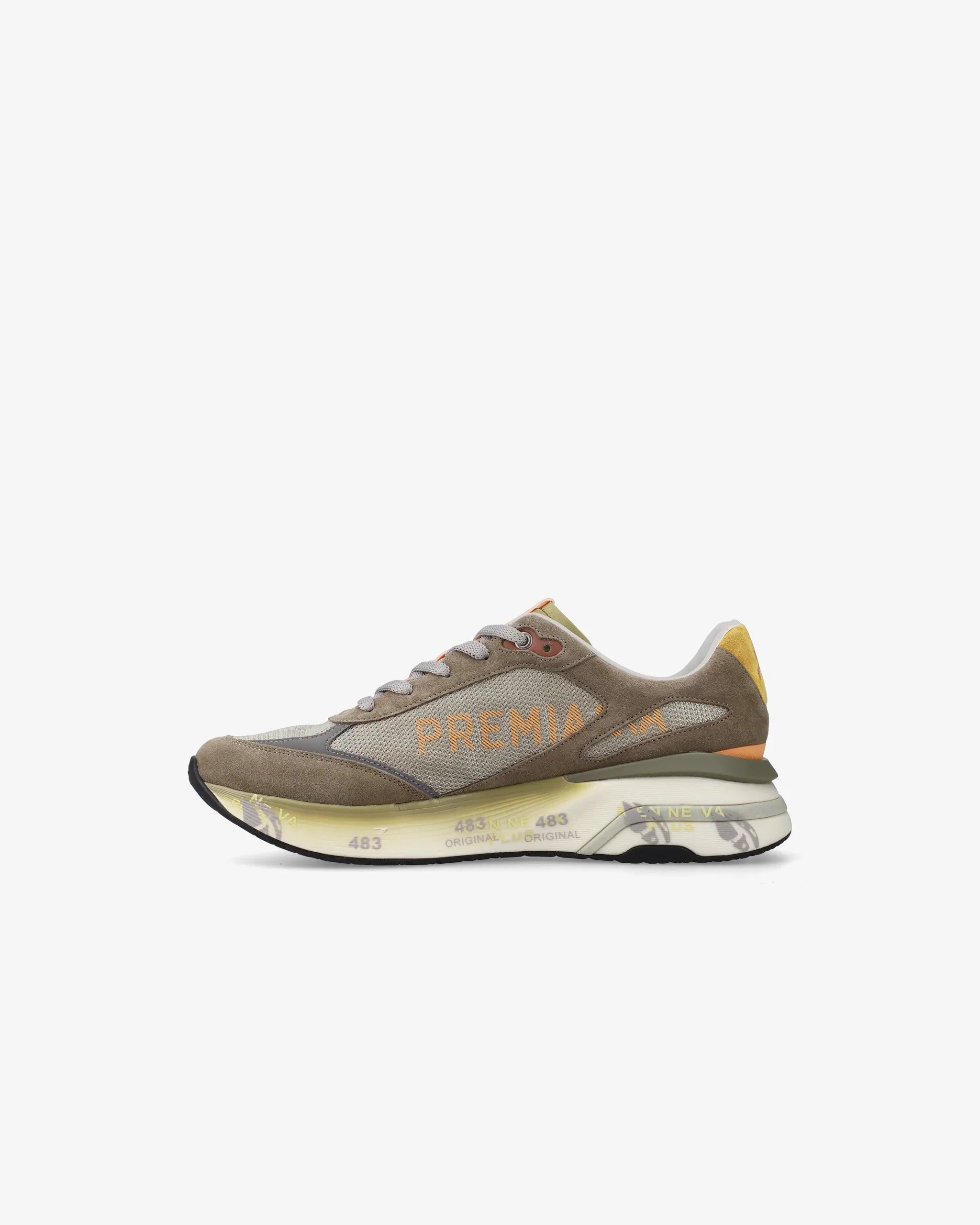Sneaker taupe da uomo in suede e tessuto con dettagli arancioni, stile sportivo moderno