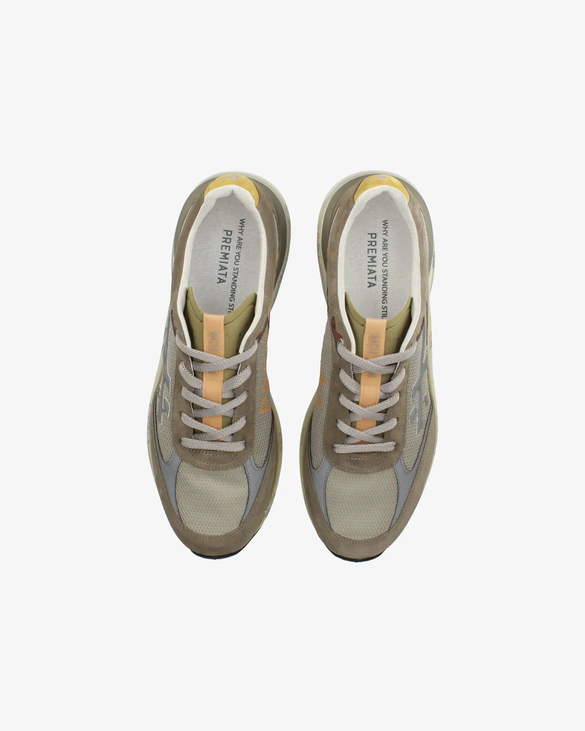 Sneakers tortora da donna in pelle e tessuto, modello sportivo, viste dall'alto su sfondo bianco.