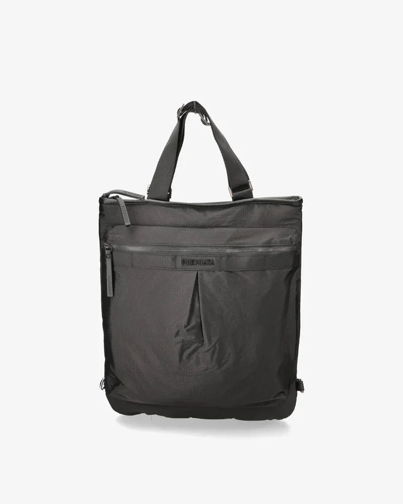 Zaino nero unisex in tessuto tecnico con doppio manico e tasca frontale con zip.