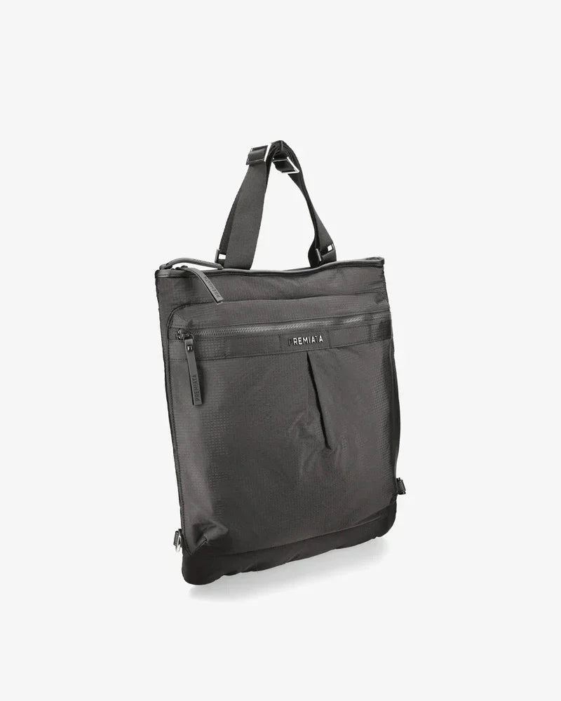 Zaino nero in tessuto tecnico con manici superiori e tasca frontale con zip, design moderno.