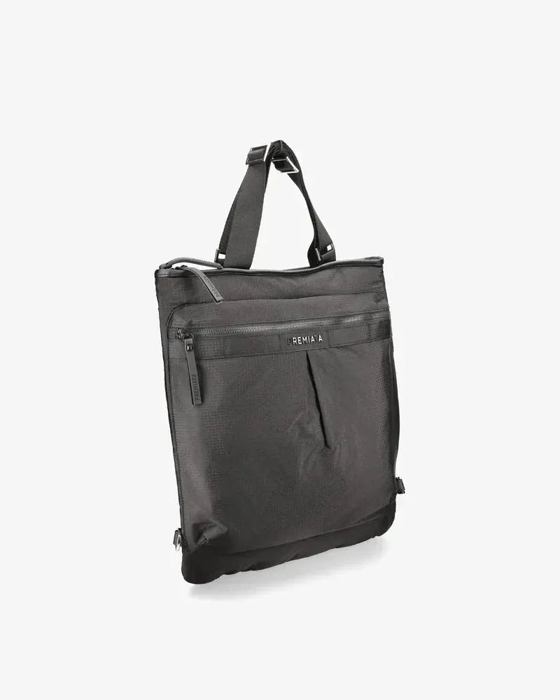 Zaino nero in tessuto tecnico con manici superiori e tasca frontale con zip, design moderno.