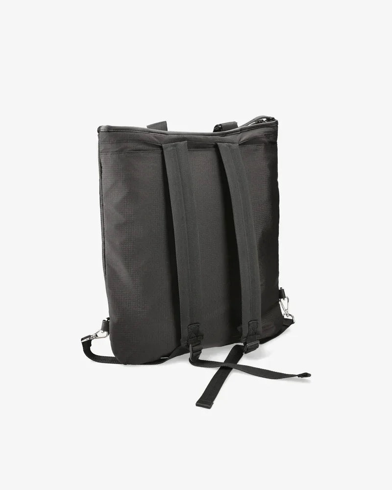 Zaino nero con spallacci regolabili e design minimalista, fondo bianco