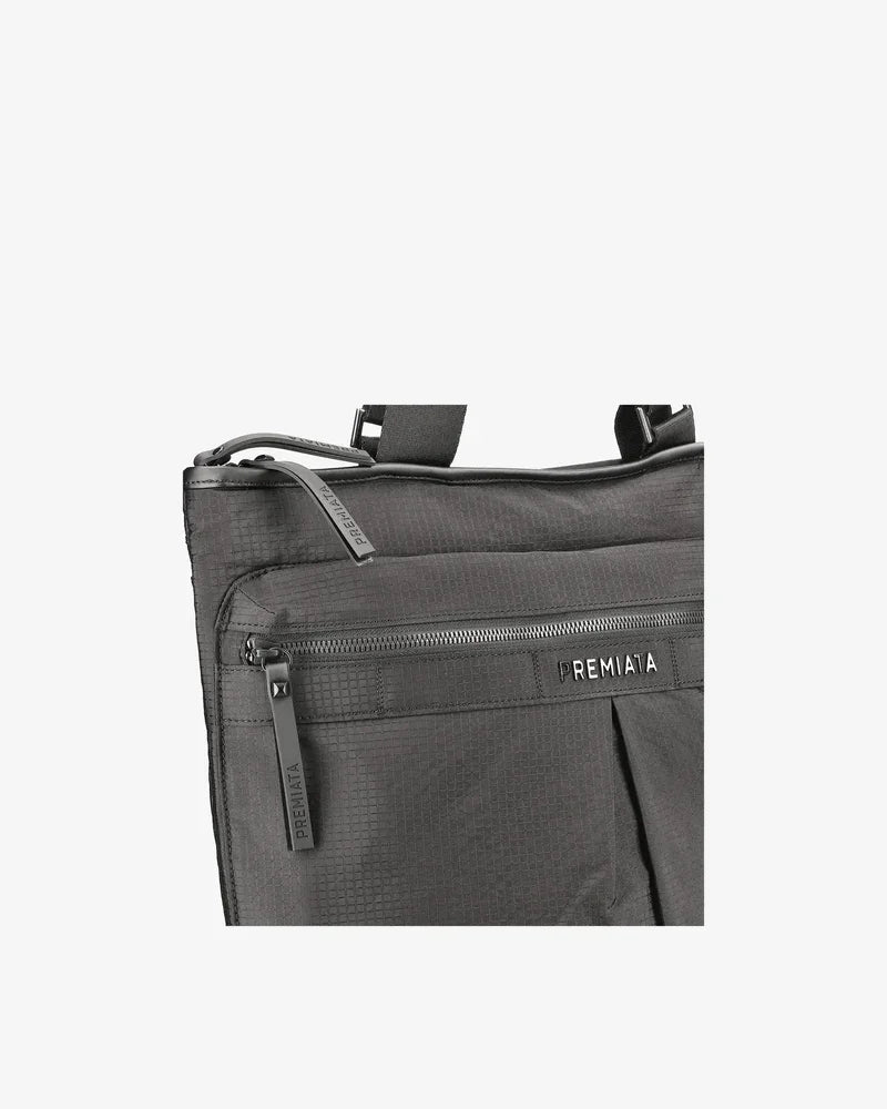 Zaino nero in tessuto tecnico con zip e dettagli moderni, logo visibile, stile unisex
