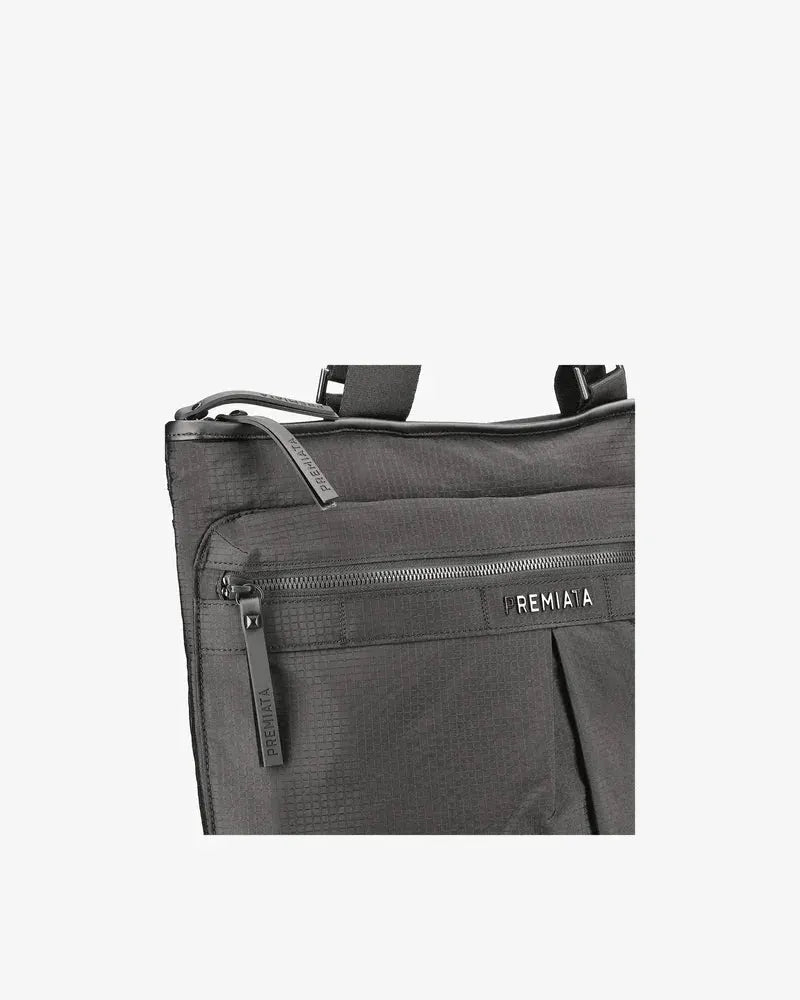 Zaino nero in tessuto tecnico con zip e dettagli moderni, logo visibile, stile unisex