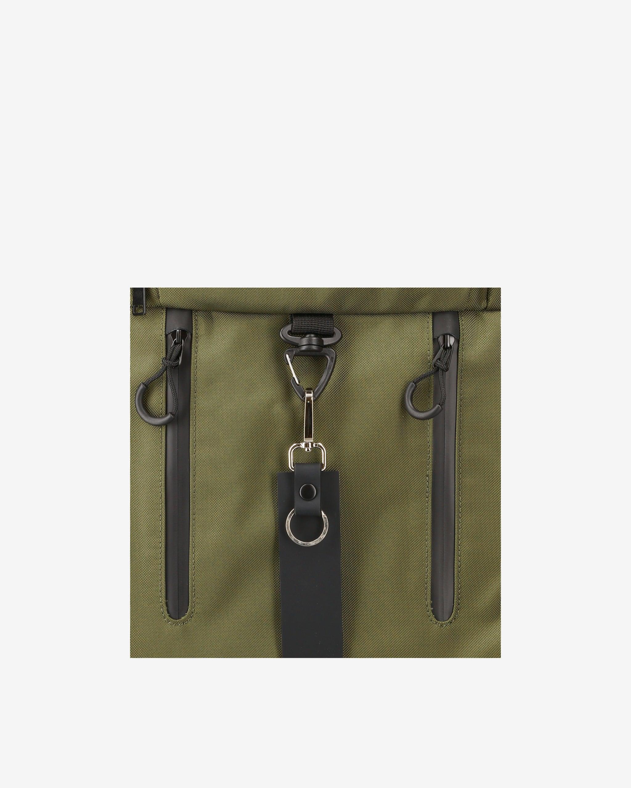 Zaino verde militare con dettagli neri, zip verticali e anello decorativo frontale.