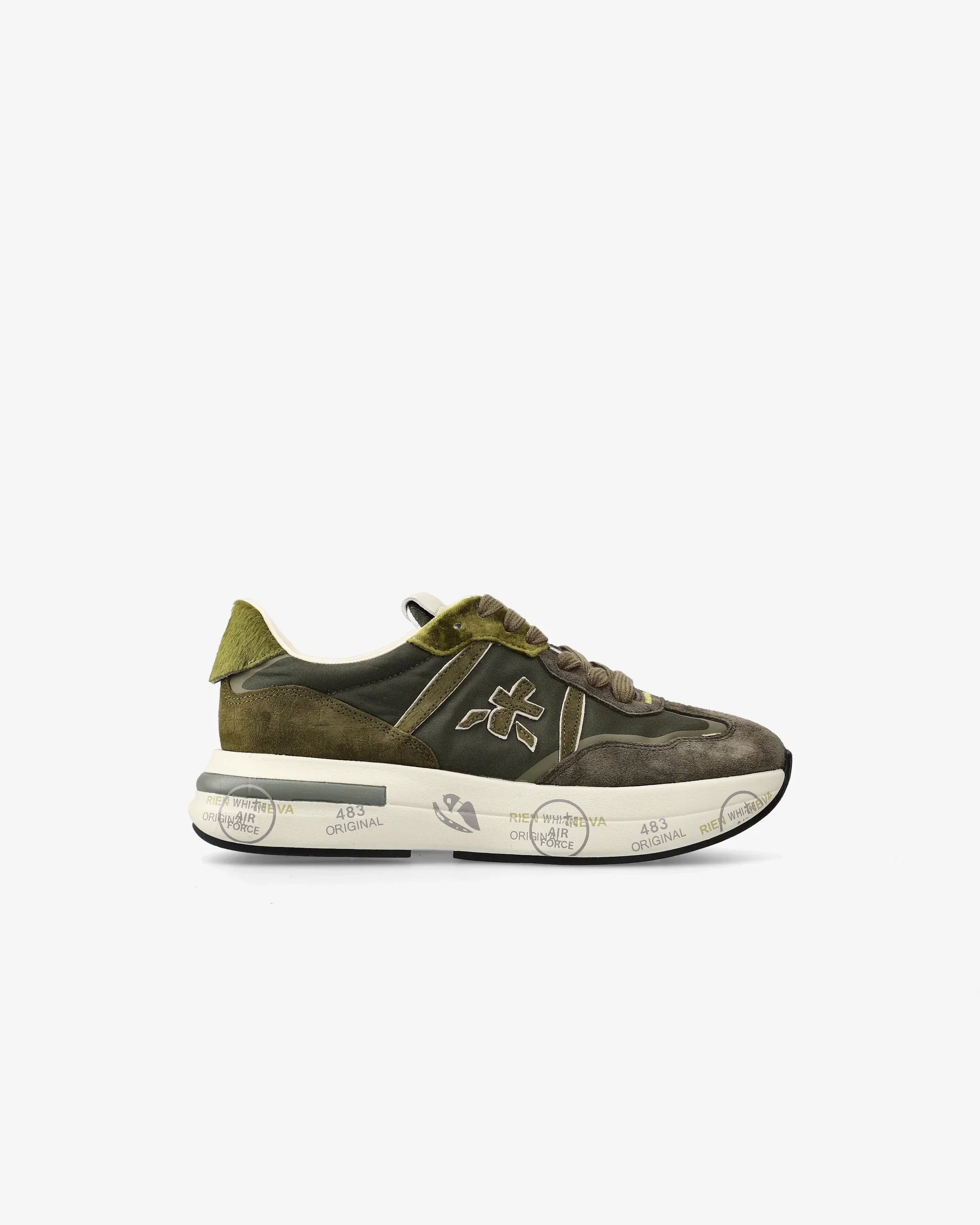 Sneaker verde da donna con dettagli in suede, logo laterale e suola bianca decorata.