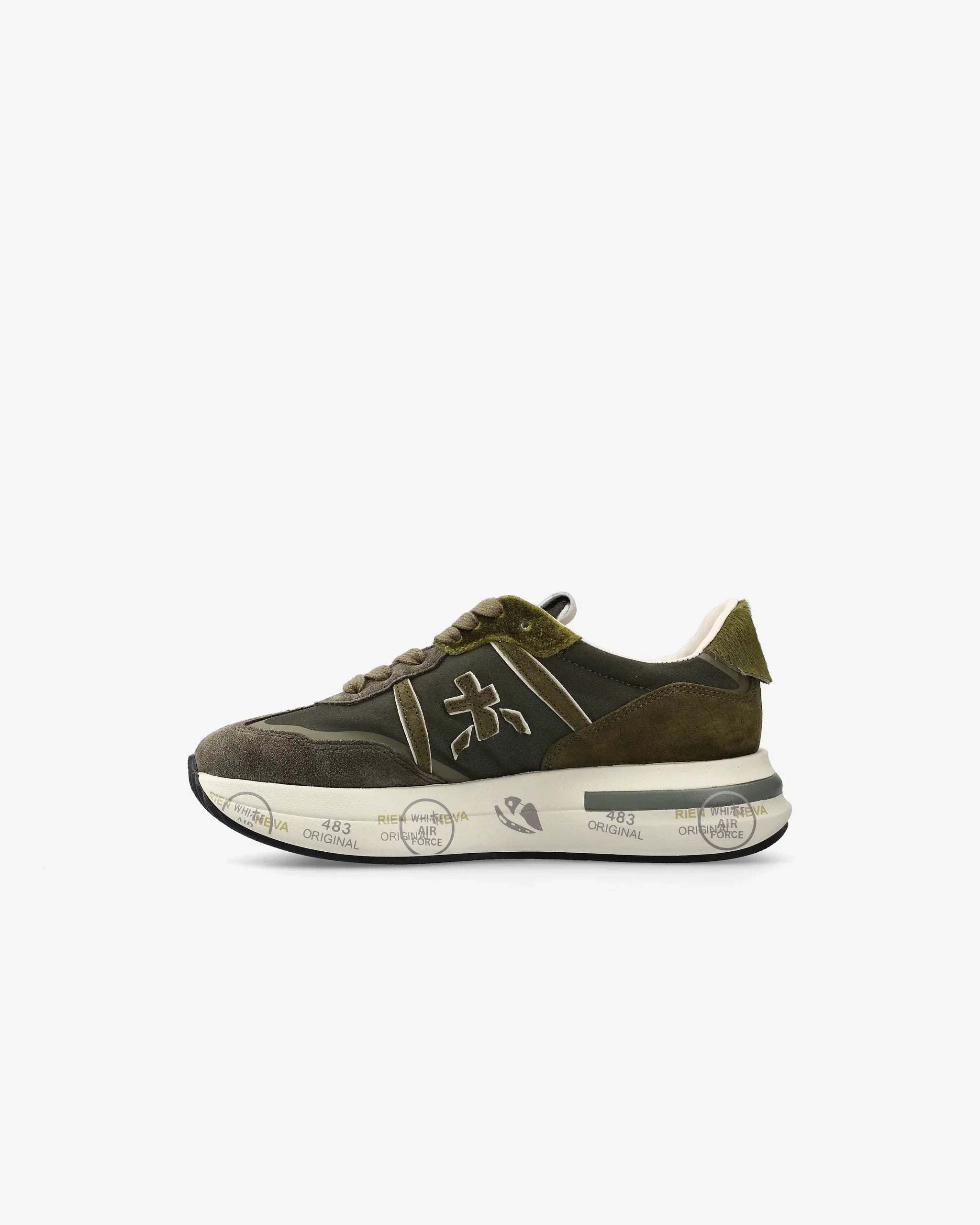 Sneaker verde da donna in suede e tessuto, suola bianca con dettagli stampati, stile casual.