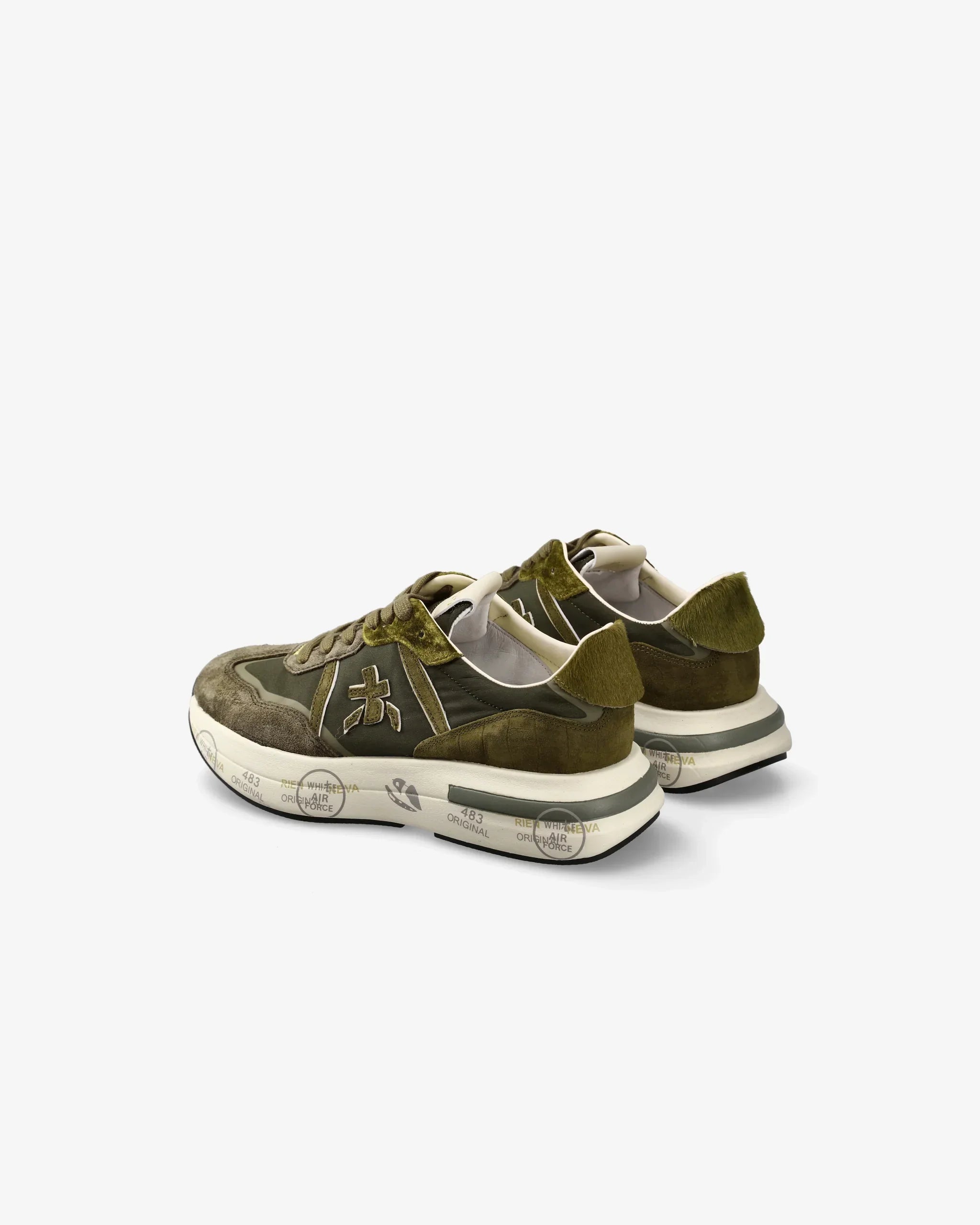 Sneakers verde oliva da donna con dettagli in suede e suola bianca decorata, vista posteriore