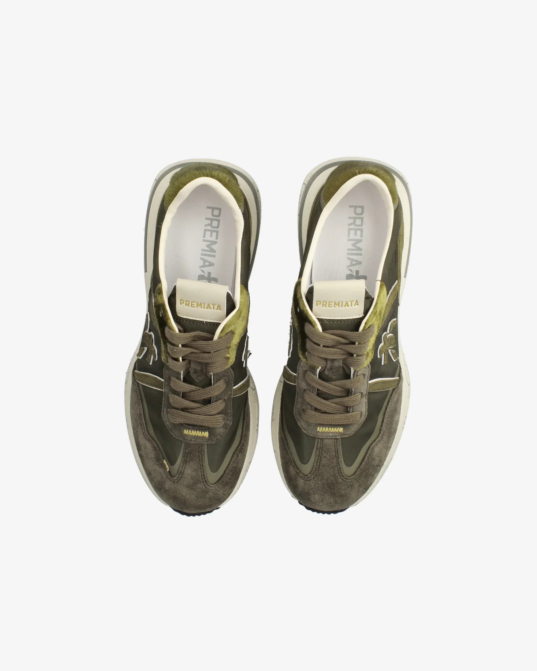 Sneakers verdi da donna in pelle e suede con dettagli logo, viste dall'alto su sfondo bianco.