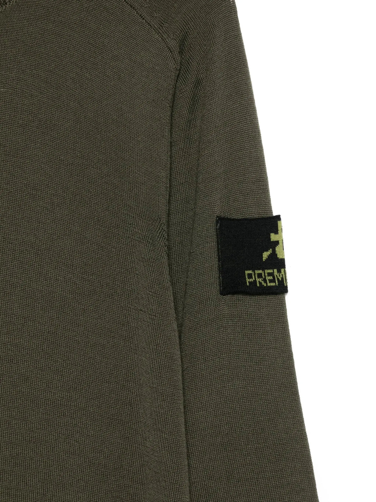 Maglia girocollo verde militare in lana merino, dettaglio patch sulla manica