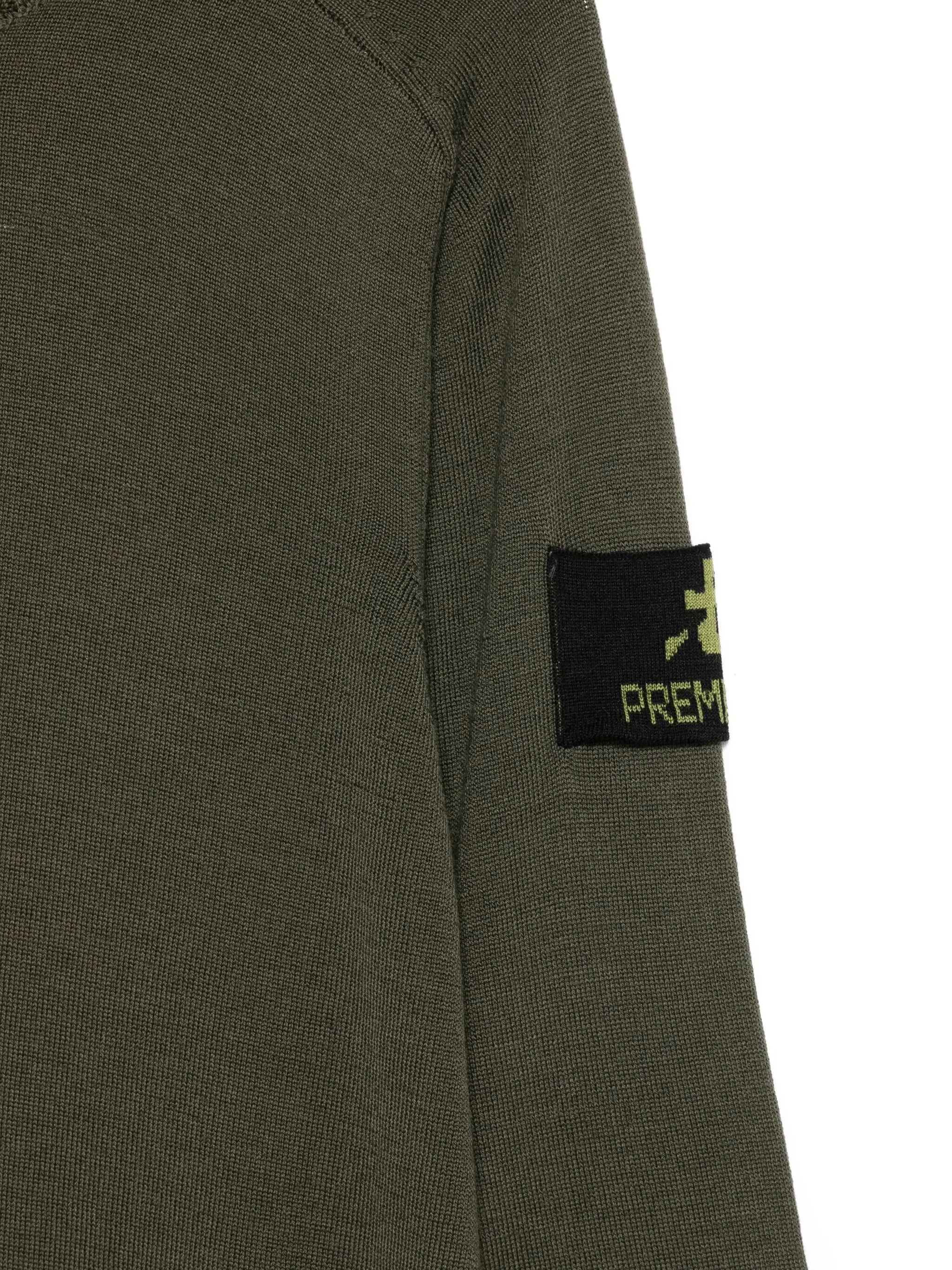 Maglia girocollo verde militare in lana merino, dettaglio patch sulla manica