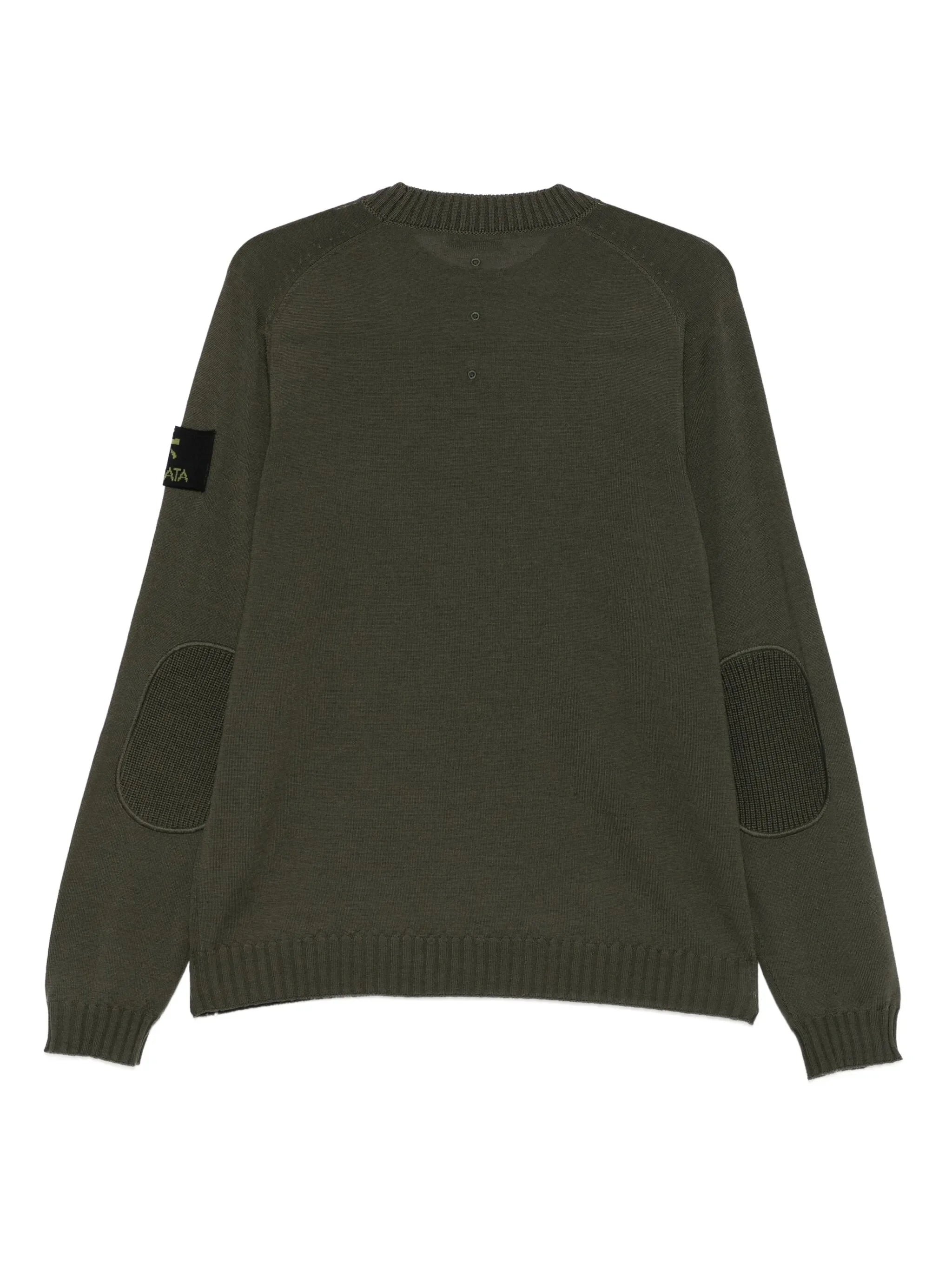 Maglia girocollo uomo verde militare in lana merinos con toppe sui gomiti e dettaglio sulla manica