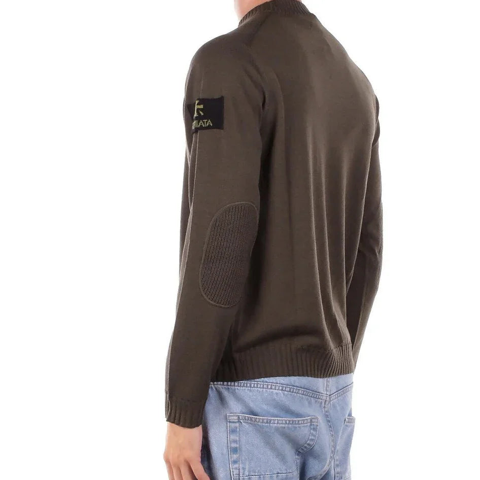 Maglione verde uomo in lana merino con toppe sui gomiti e dettagli patch sulla manica