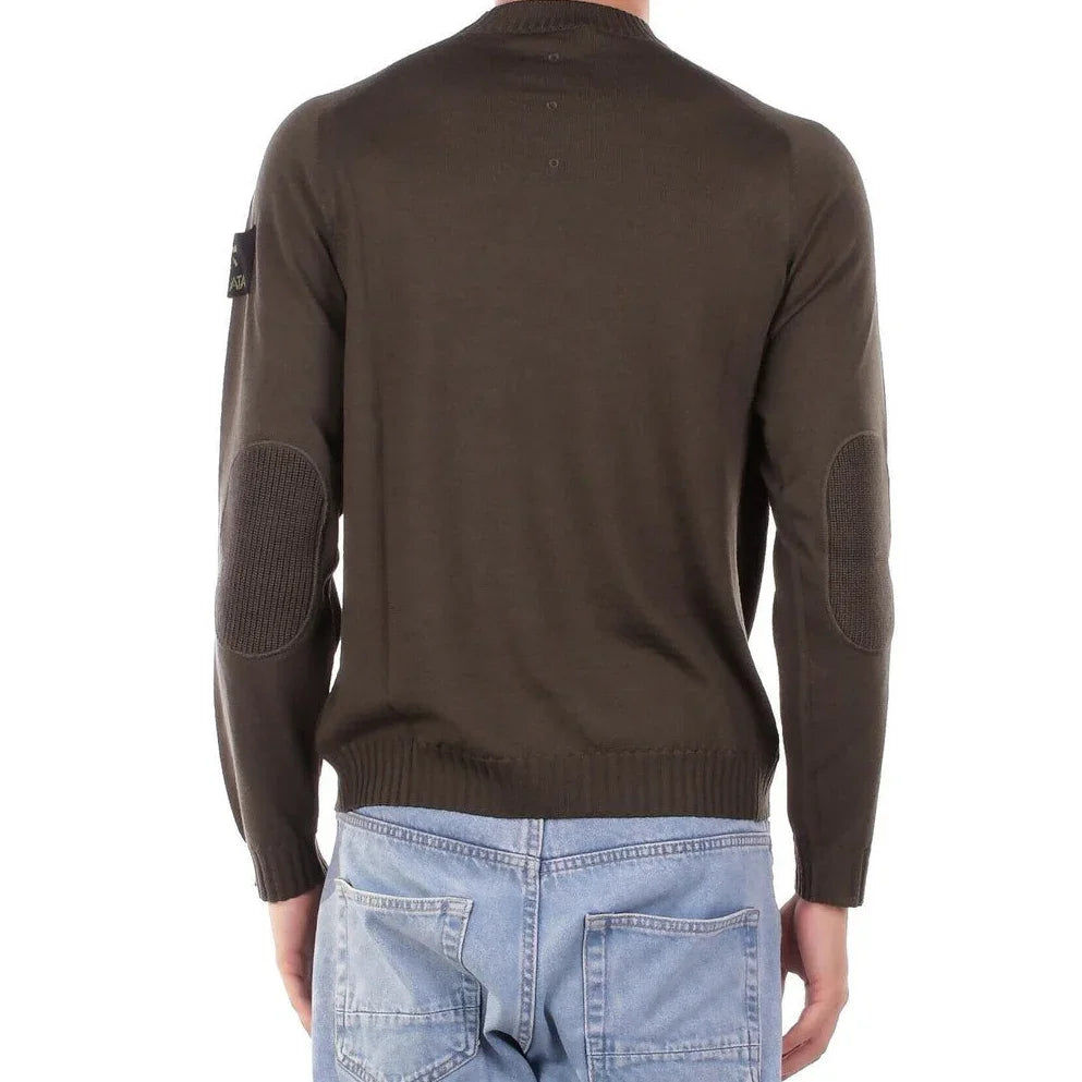 Maglione uomo verde in lana merino con toppe sui gomiti e pantaloni jeans chiari