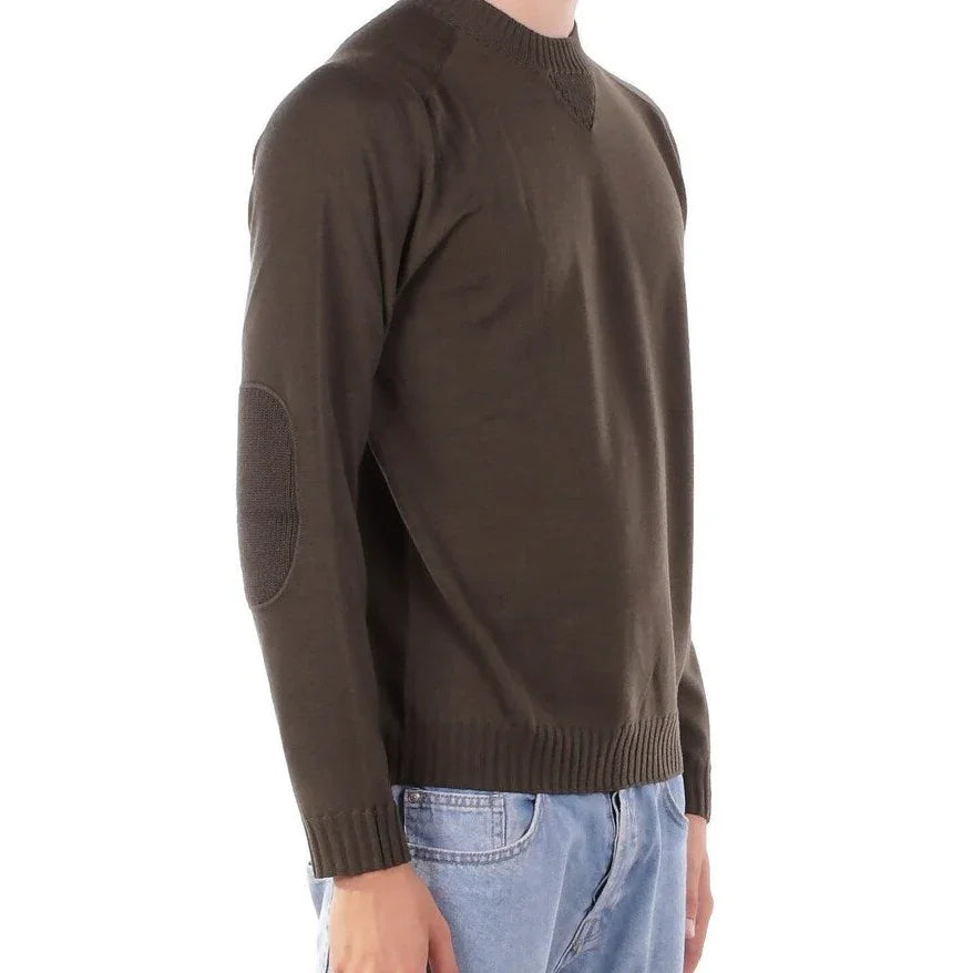 Maglione uomo verde militare in lana merino con toppe sui gomiti, vestibilità casual.