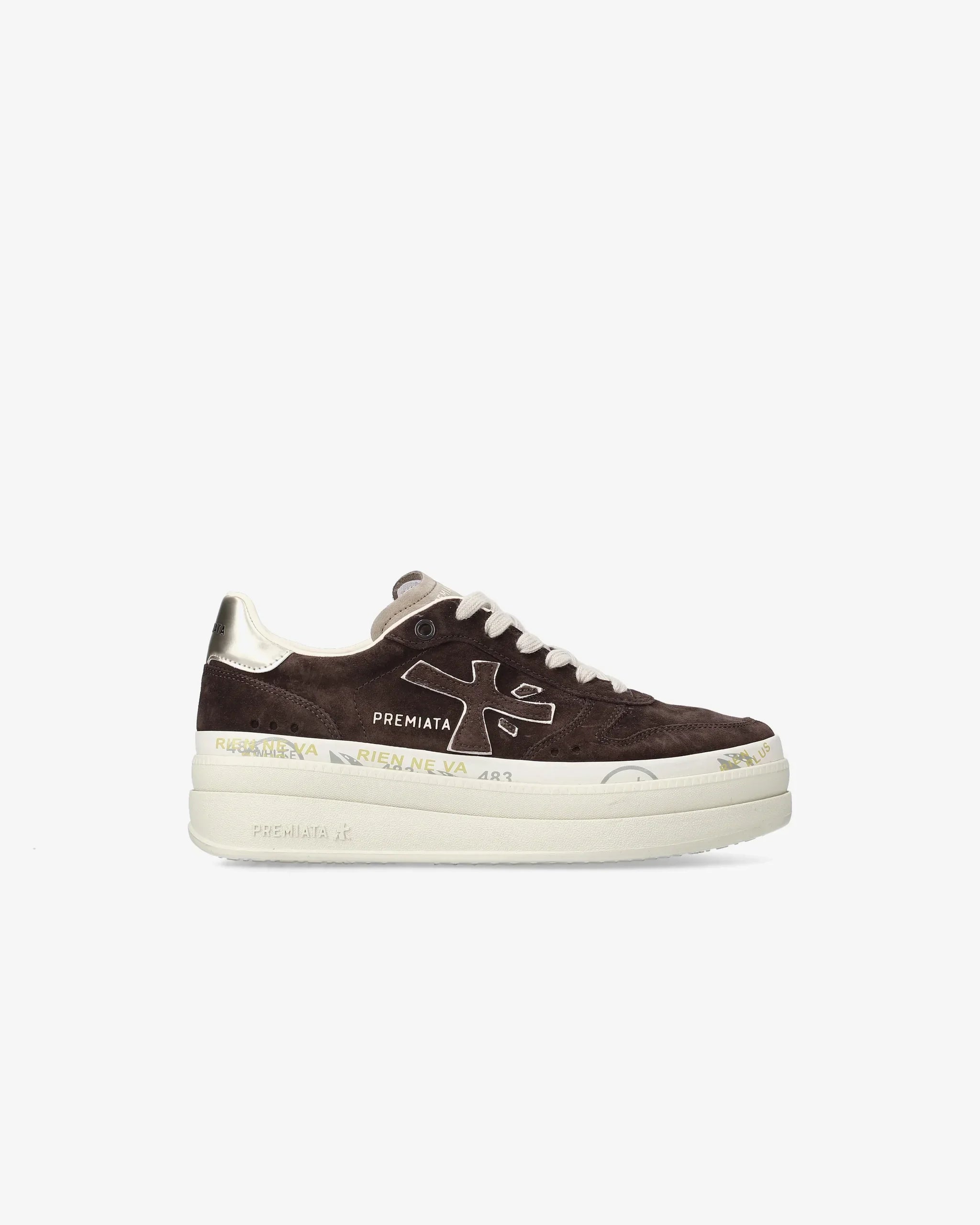 Sneaker donna in suede marrone con dettagli bianchi e tallone oro, suola platform chiara.