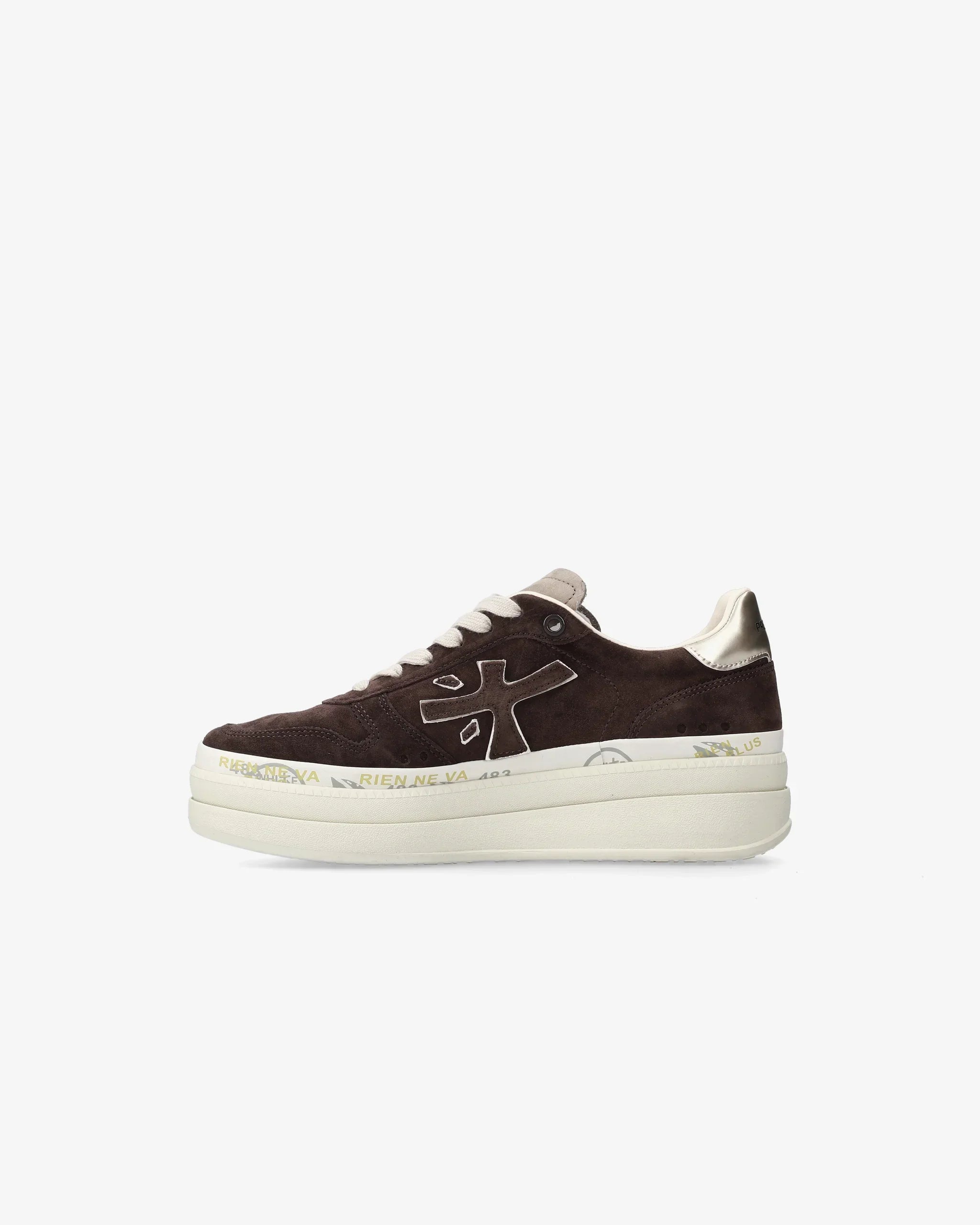 Sneaker donna marrone in suede con suola alta bianca e dettagli metallici, vista laterale.