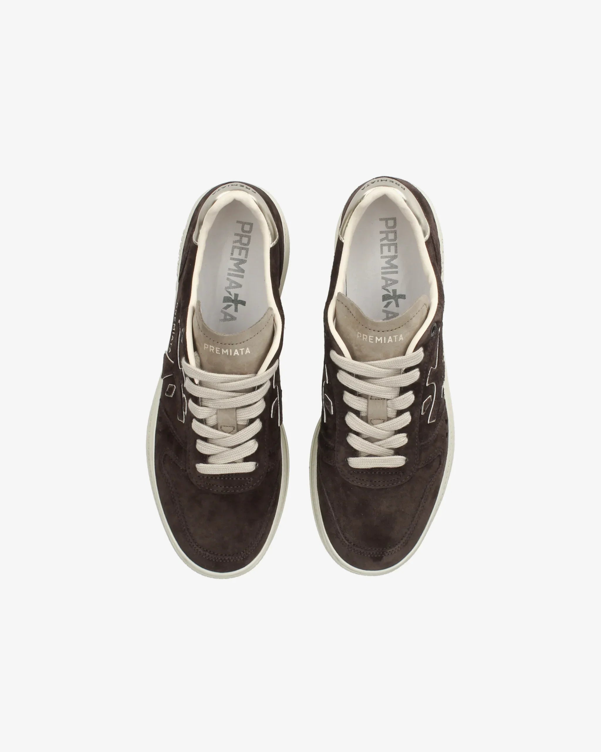 Sneakers donna in suede marrone con lacci chiari, viste dall'alto su sfondo bianco