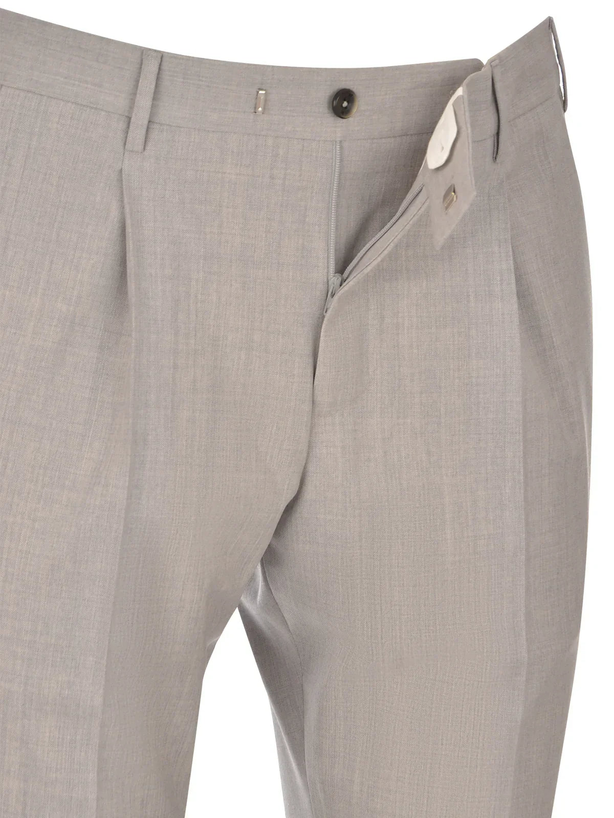 Pantalone uomo elegante grigio chiaro con vita alta e chiusura con bottone e zip.