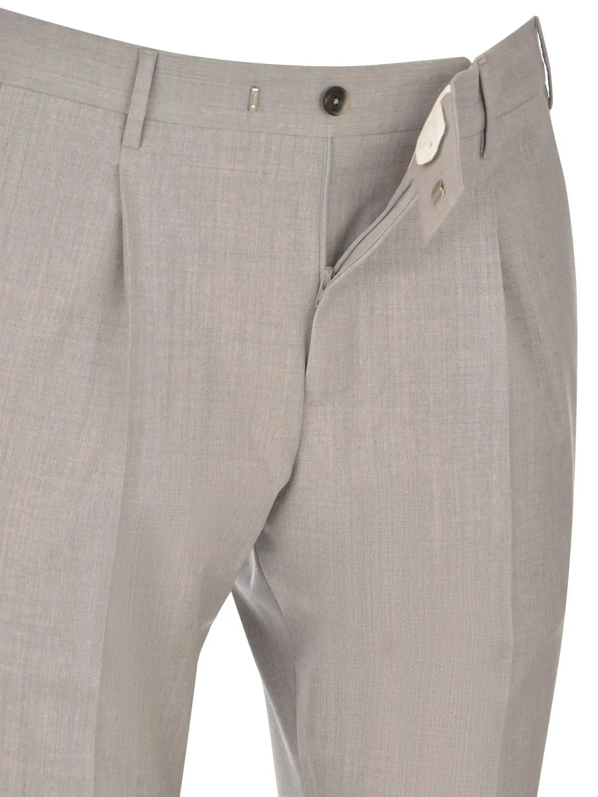 Pantalone uomo elegante grigio chiaro con vita alta e chiusura con bottone e zip.