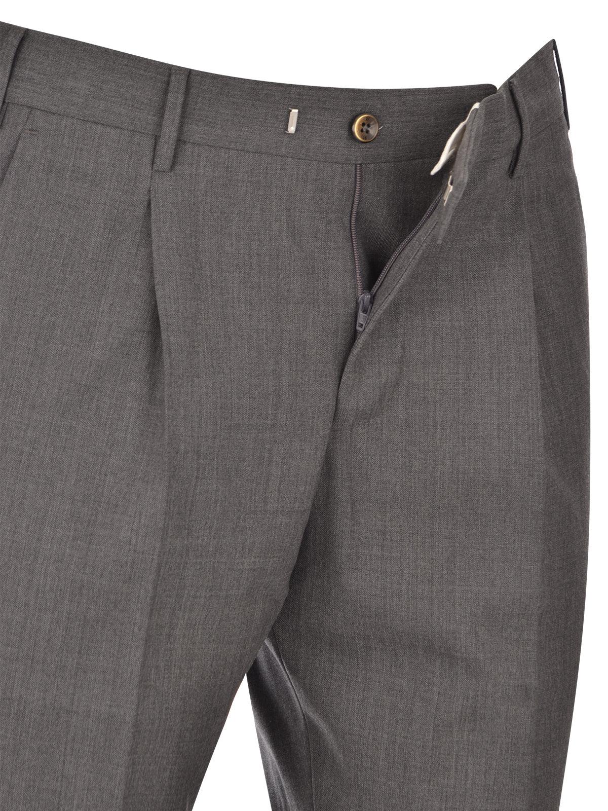 Pantalone elegante uomo grigio con zip e bottone, tessuto sartoriale, dettaglio ravvicinato.