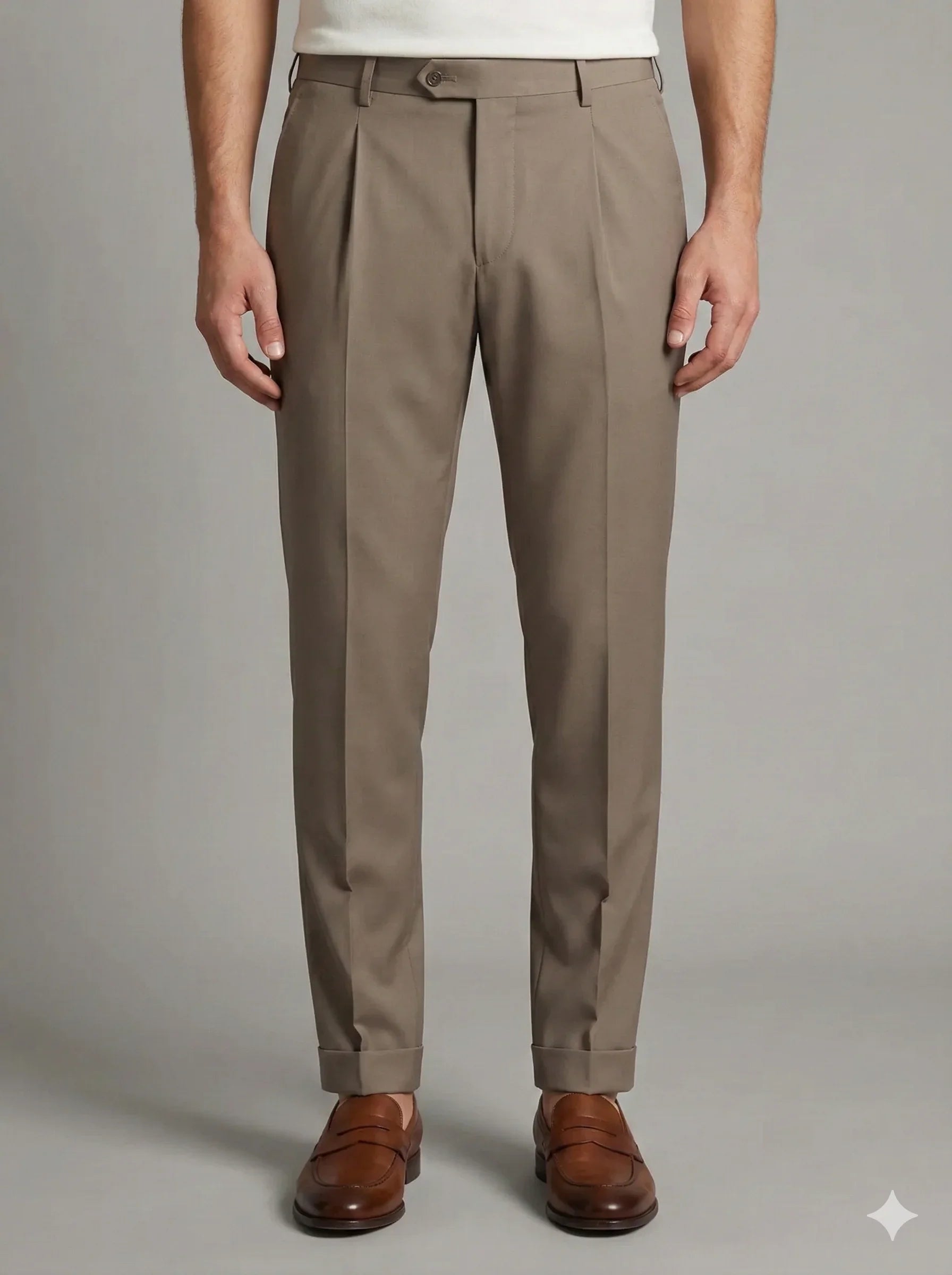 Pantaloni uomo eleganti beige con piega centrale e risvolto, calzature marroni