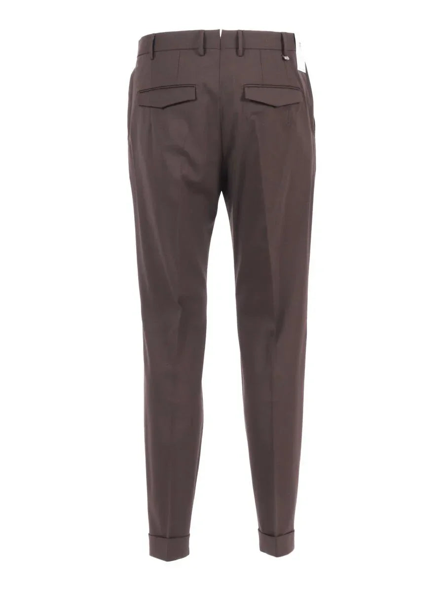 Pantaloni uomo eleganti marroni in tessuto, tasche posteriori con pattina, vestibilità slim