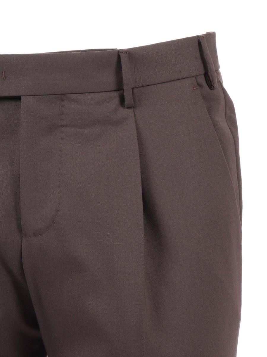 Pantalone uomo elegante marrone con pinces, tessuto liscio, dettaglio cintura e passanti.