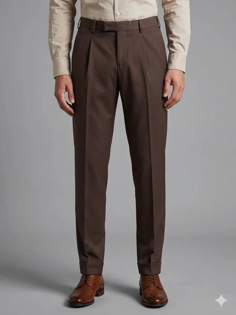Pantaloni eleganti uomo marroni, vestibilità classica, abbinati a camicia beige e scarpe cuoio.