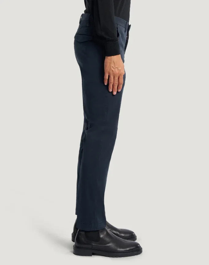 Pantaloni uomo blu eleganti, vestibilità slim, indossati con stivaletti neri