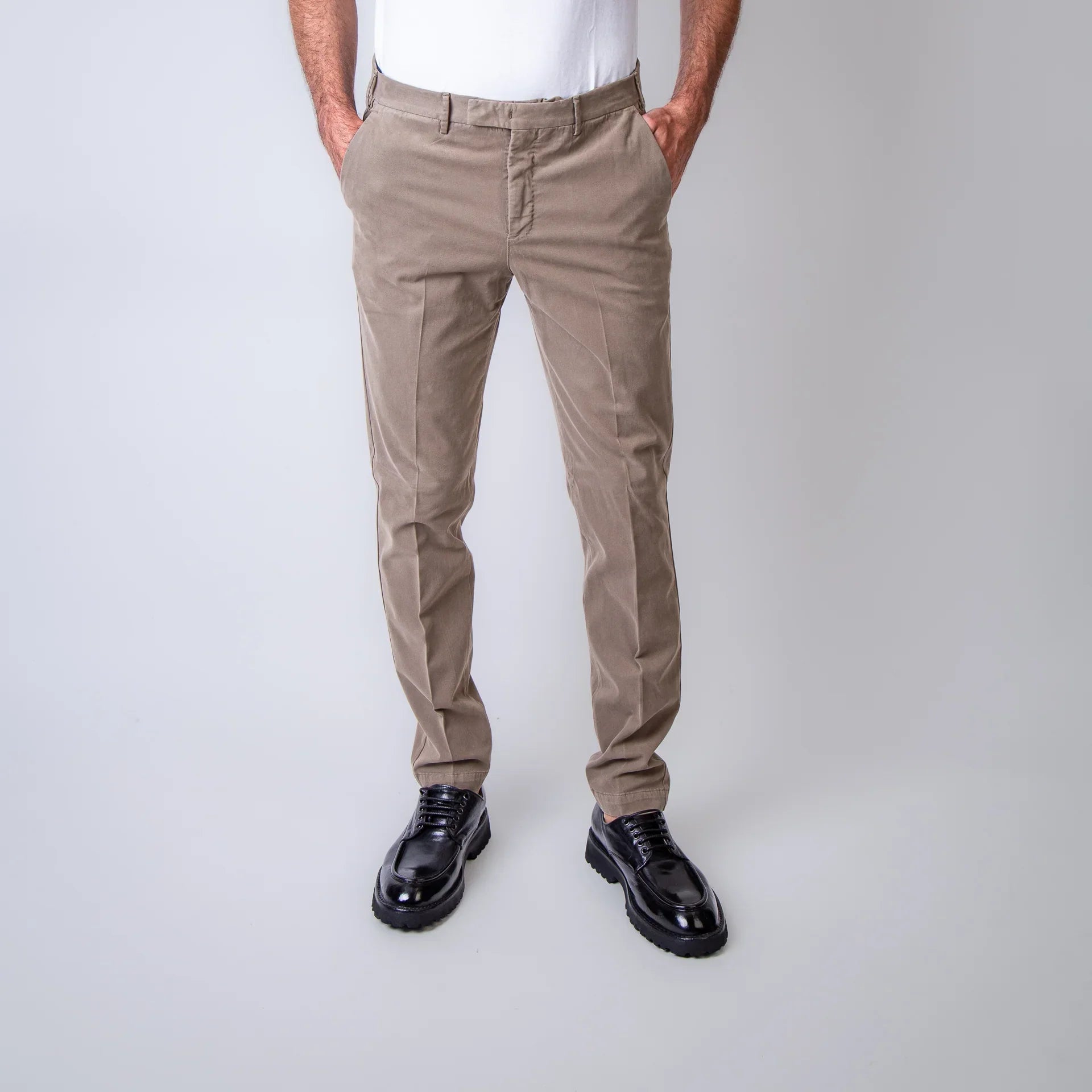Pantaloni uomo beige eleganti, vestibilità slim, abbigliamento maschile moderno