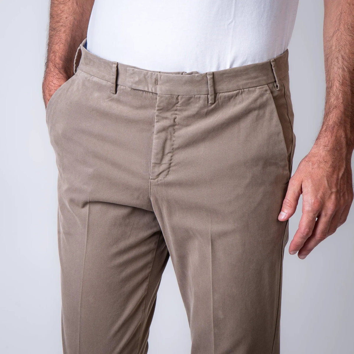 Pantaloni uomo beige eleganti in cotone, vestibilità slim, stile casual raffinato