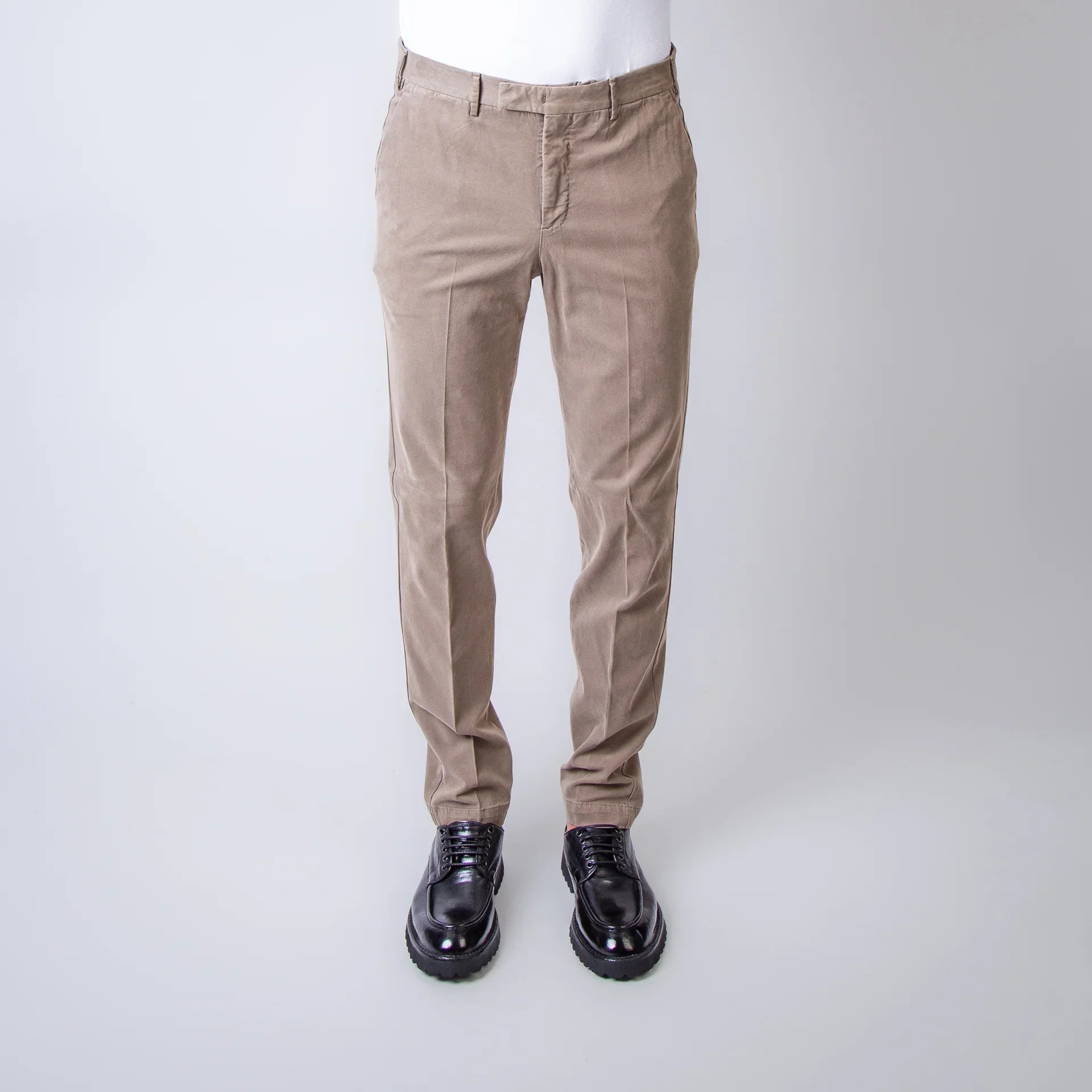 Pantaloni uomo beige eleganti, vestibilità slim fit, indossati con scarpe nere