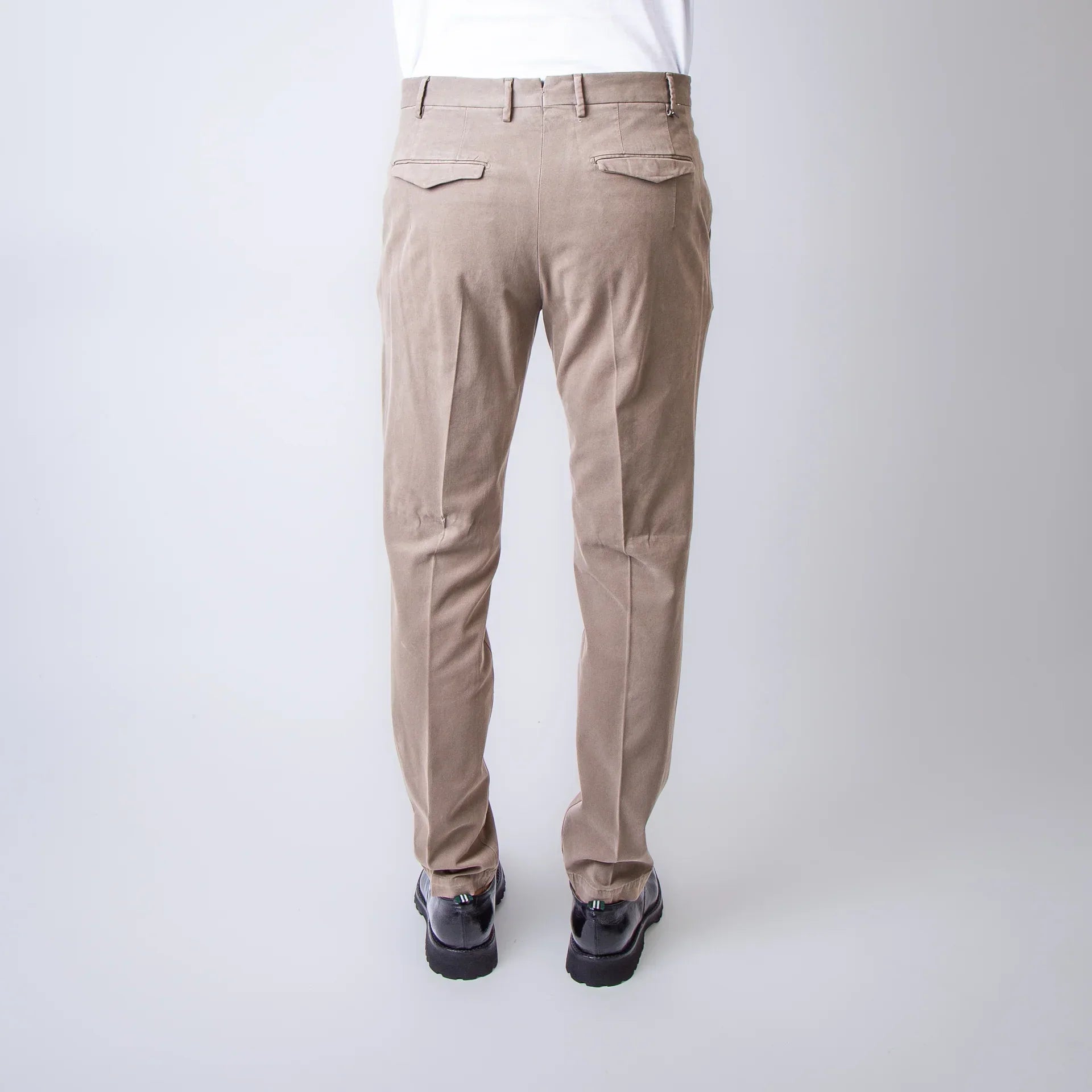 Pantaloni uomo beige slim fit con tasche posteriori a filetto, look elegante