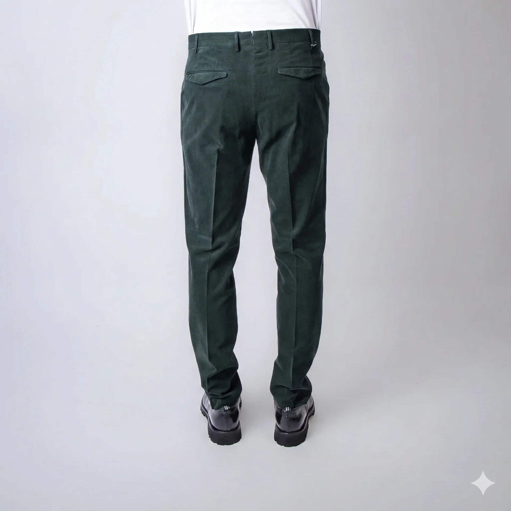 Pantaloni uomo verde scuro in velluto, vestibilità moderna, vista posteriore su sfondo neutro