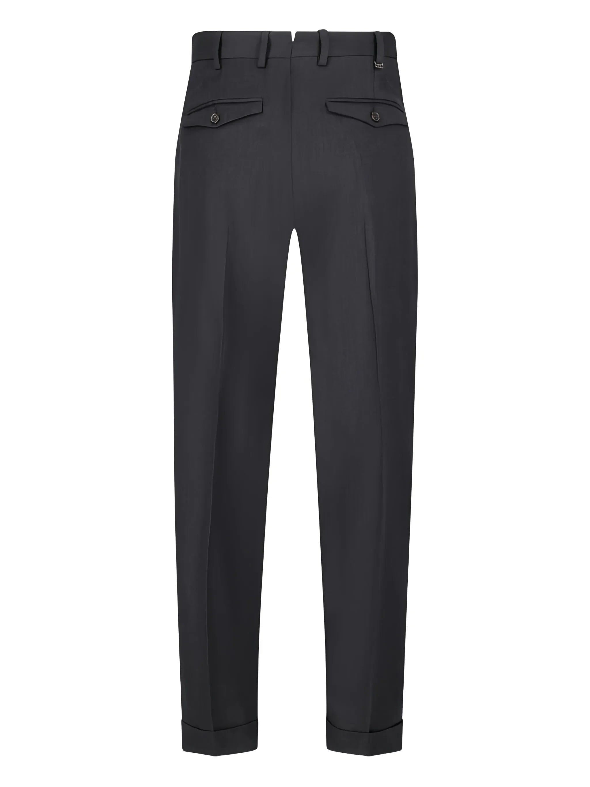 Pantalone uomo nero elegante con pinces, tasche a filetto e risvolto, visto da dietro.