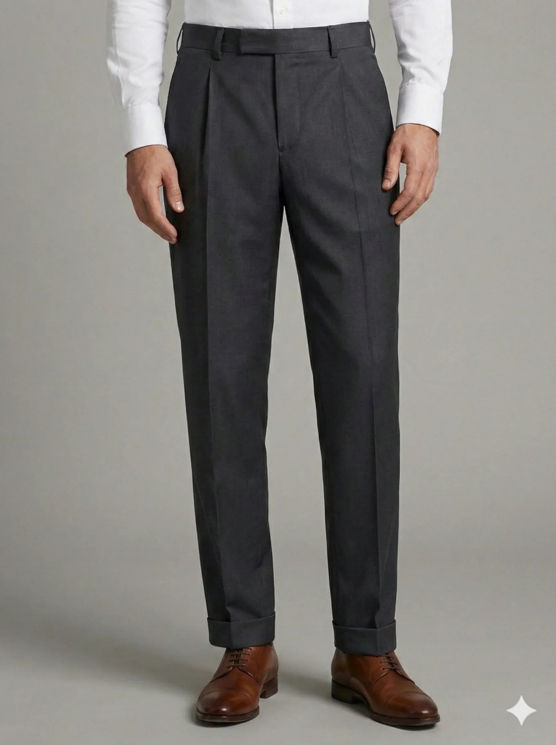 Pantalone uomo elegante grigio con pince, fondo risvolto, indossato con scarpe classiche marroni