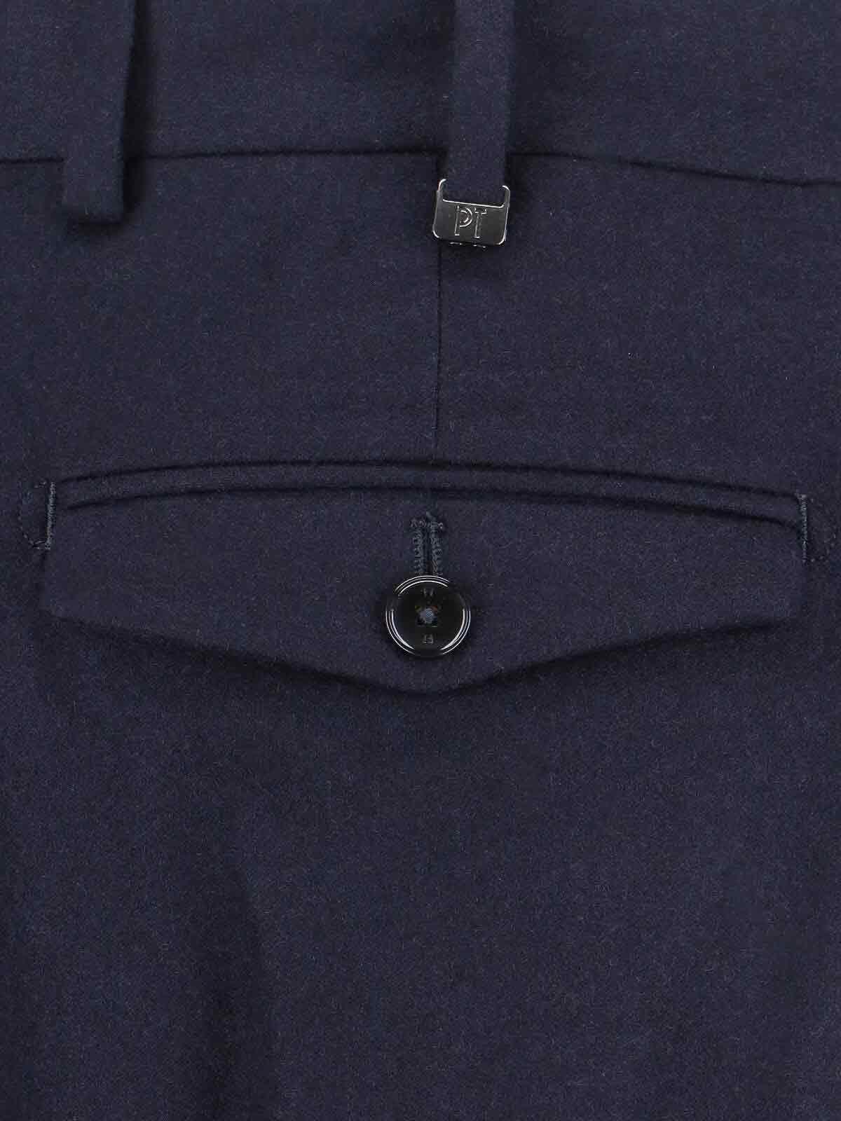 Dettaglio tasca pantaloni uomo lana blu con bottone e passante eleganti